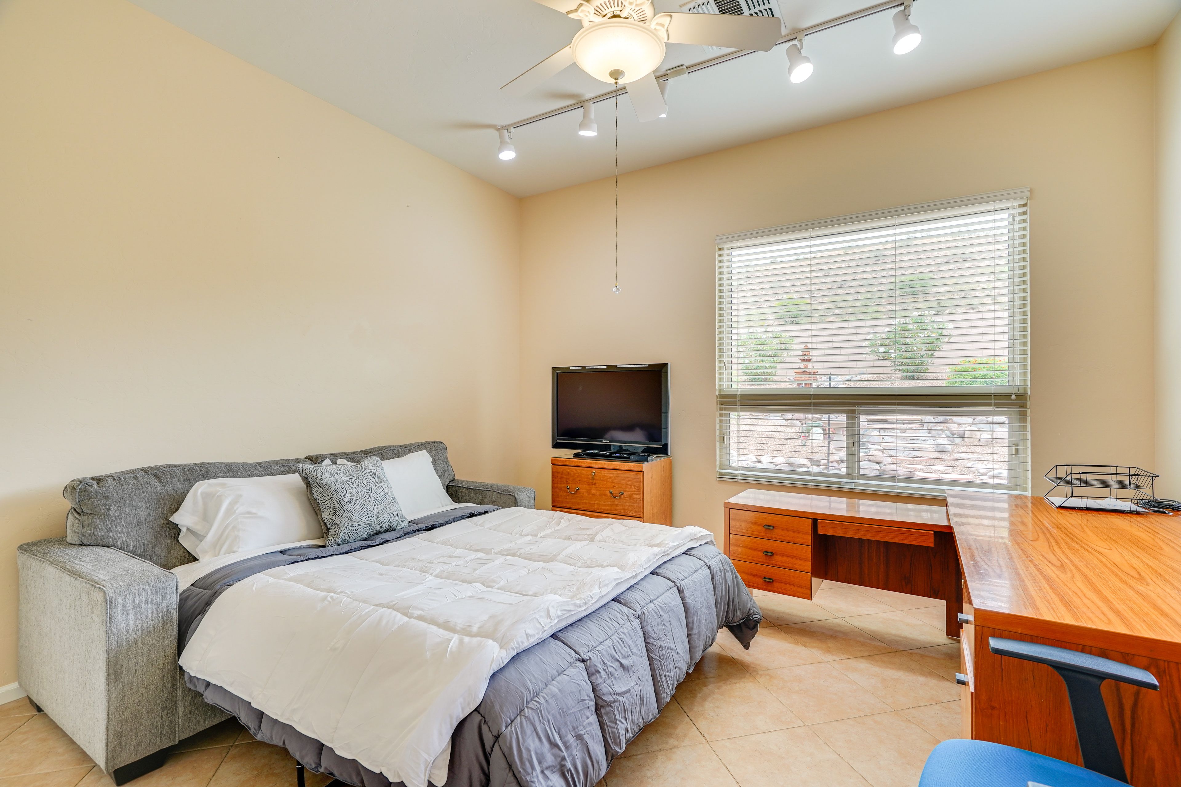 Bedroom 3 (Office) | Queen Sleeper Sofa | Cable TV | Desk | Free WiFi (1 Gbps)