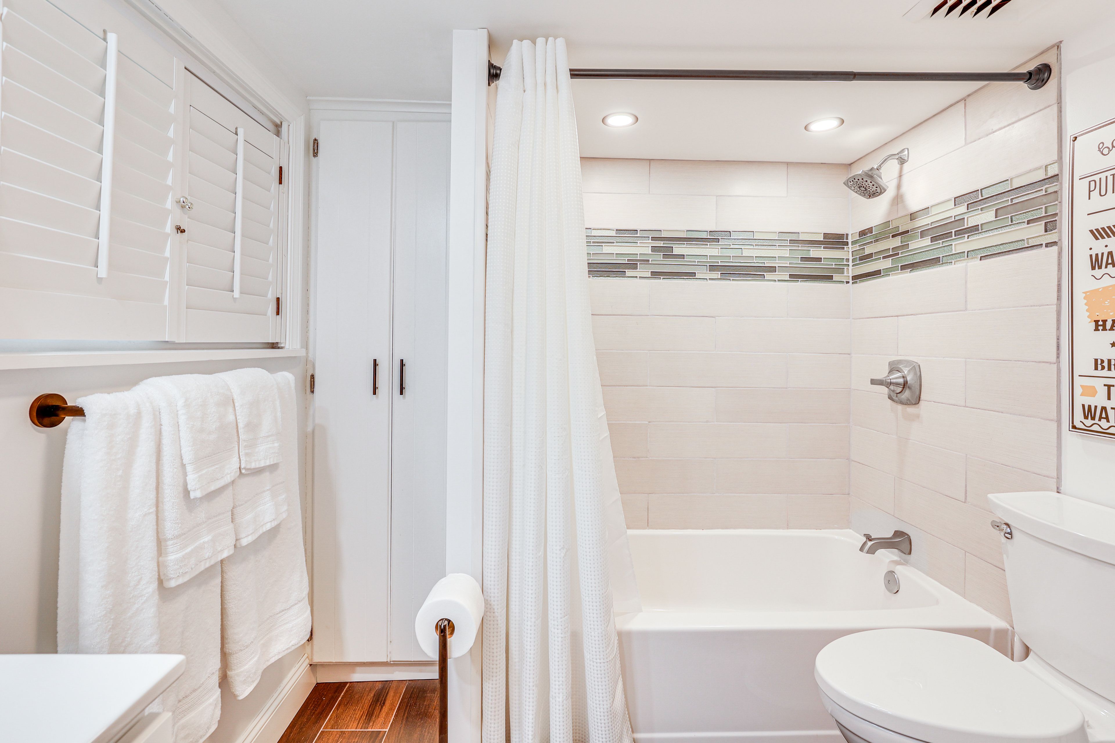 Full Bathroom | Complimentary Toiletries | Towels Provided