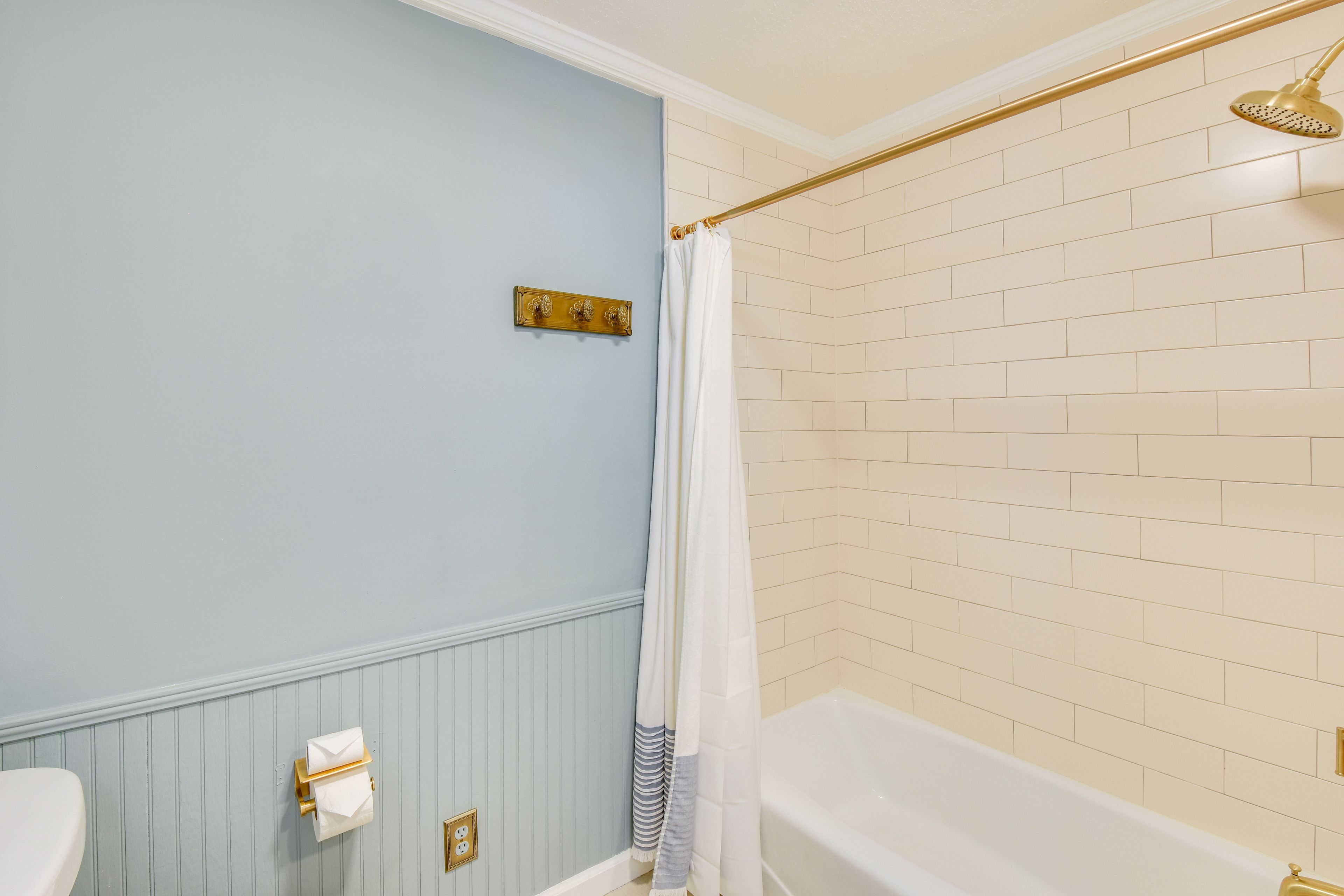 Full Bathroom | Towels Provided | 1st Floor