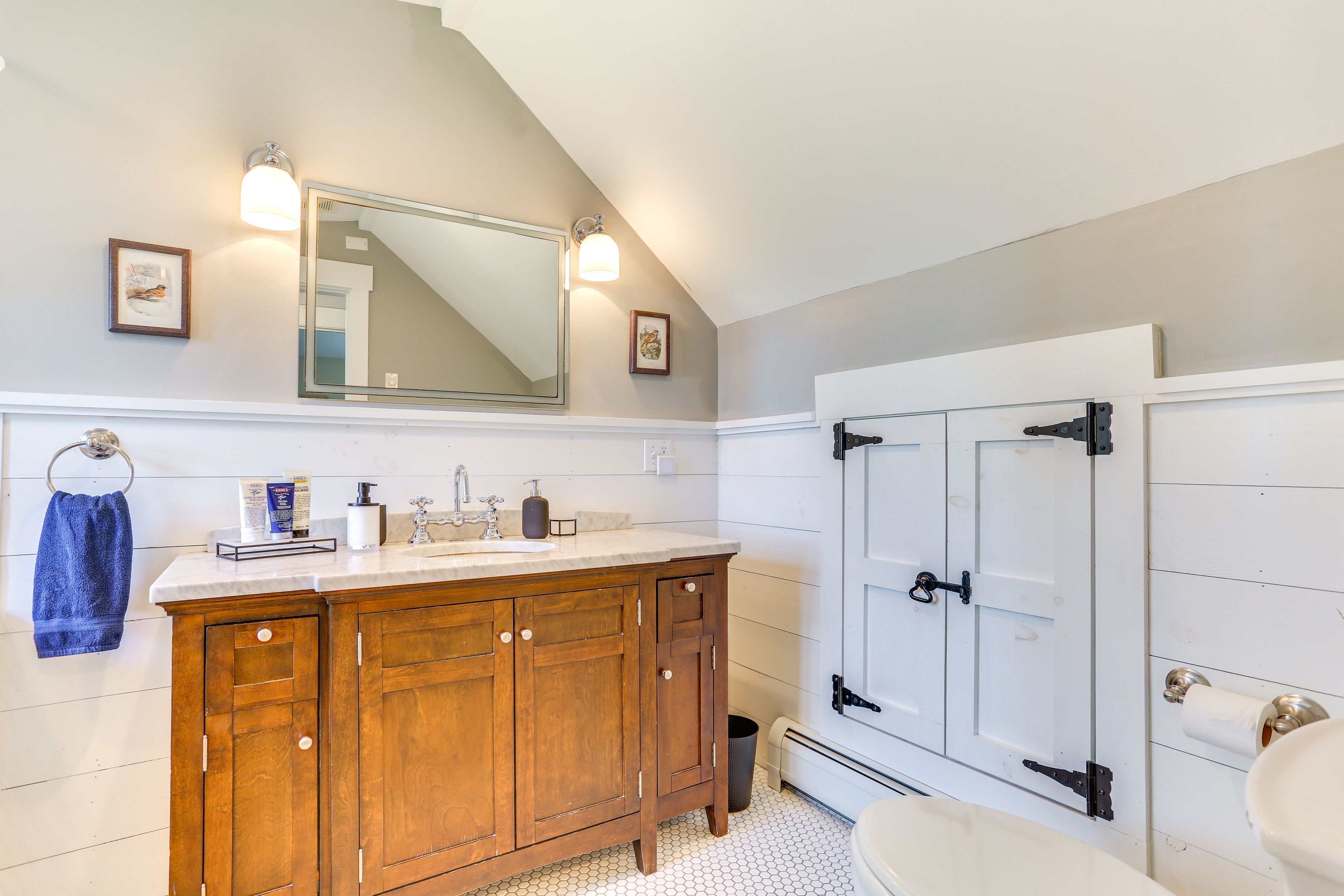 Full Bathroom | Complimentary Toiletries | Upper Level