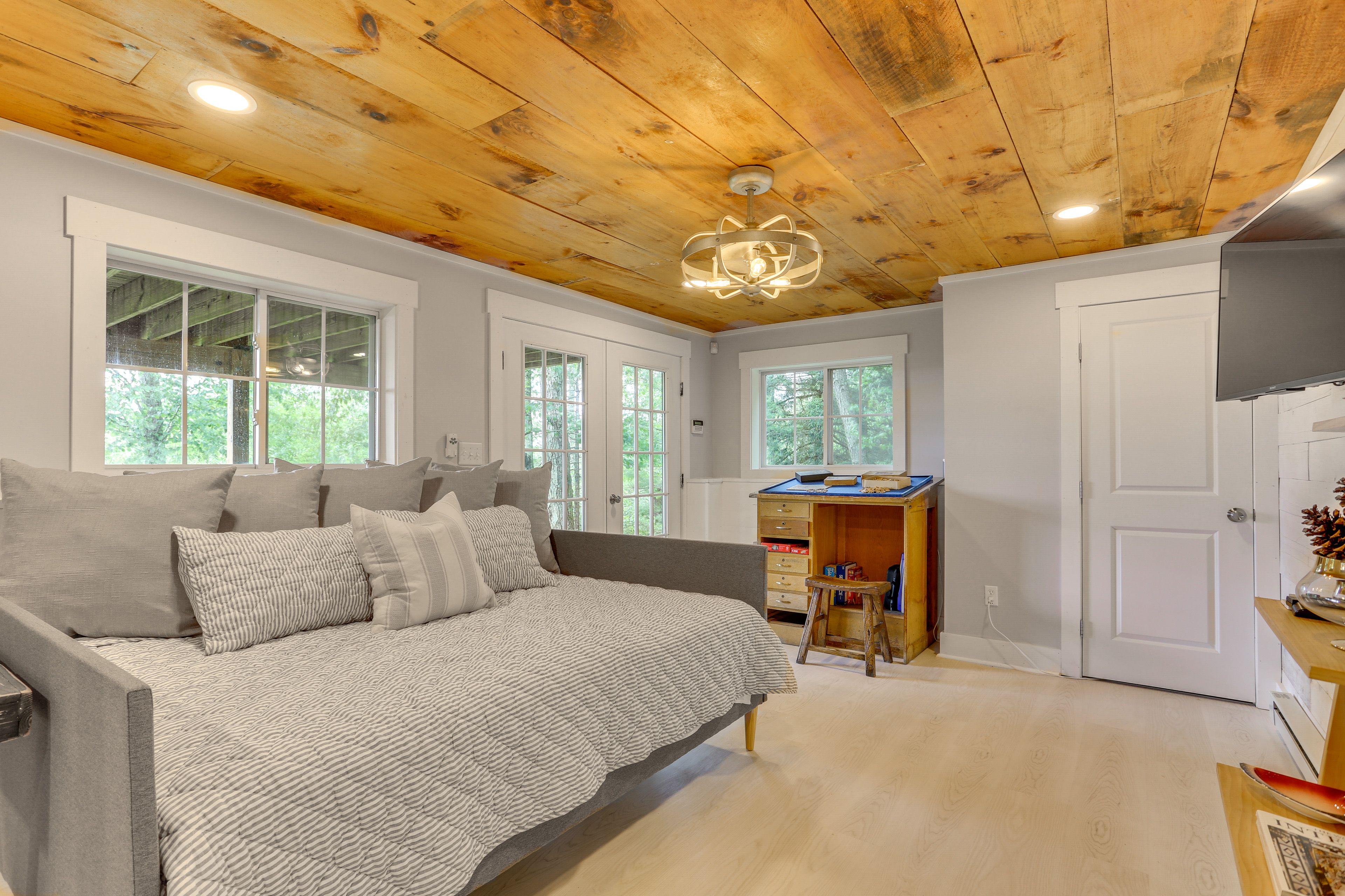 Bedroom 3 | Queen Daybed | Lower Level