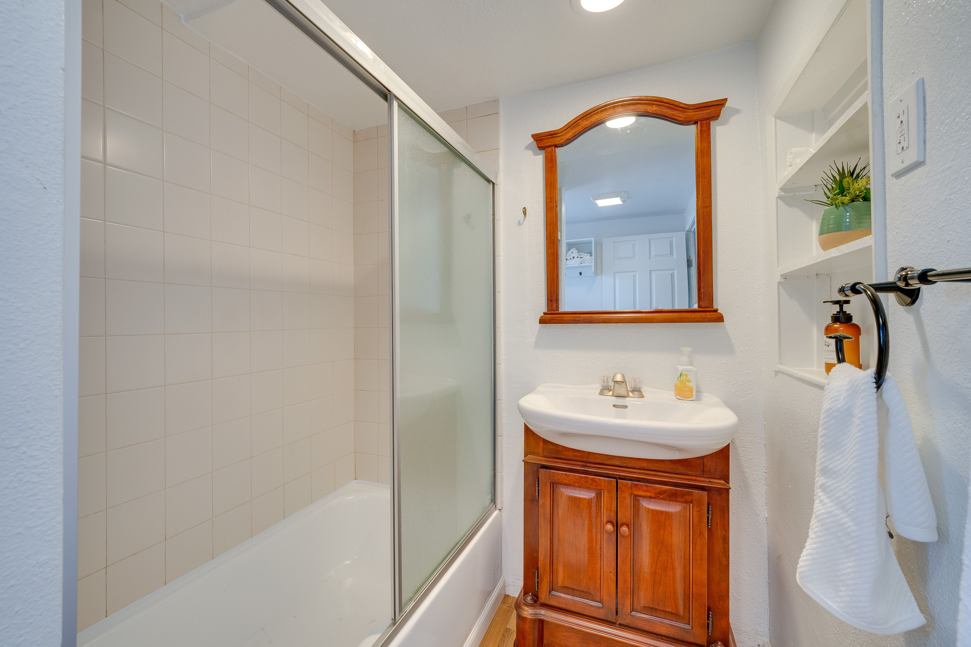 Full Bathroom | Towels Provided