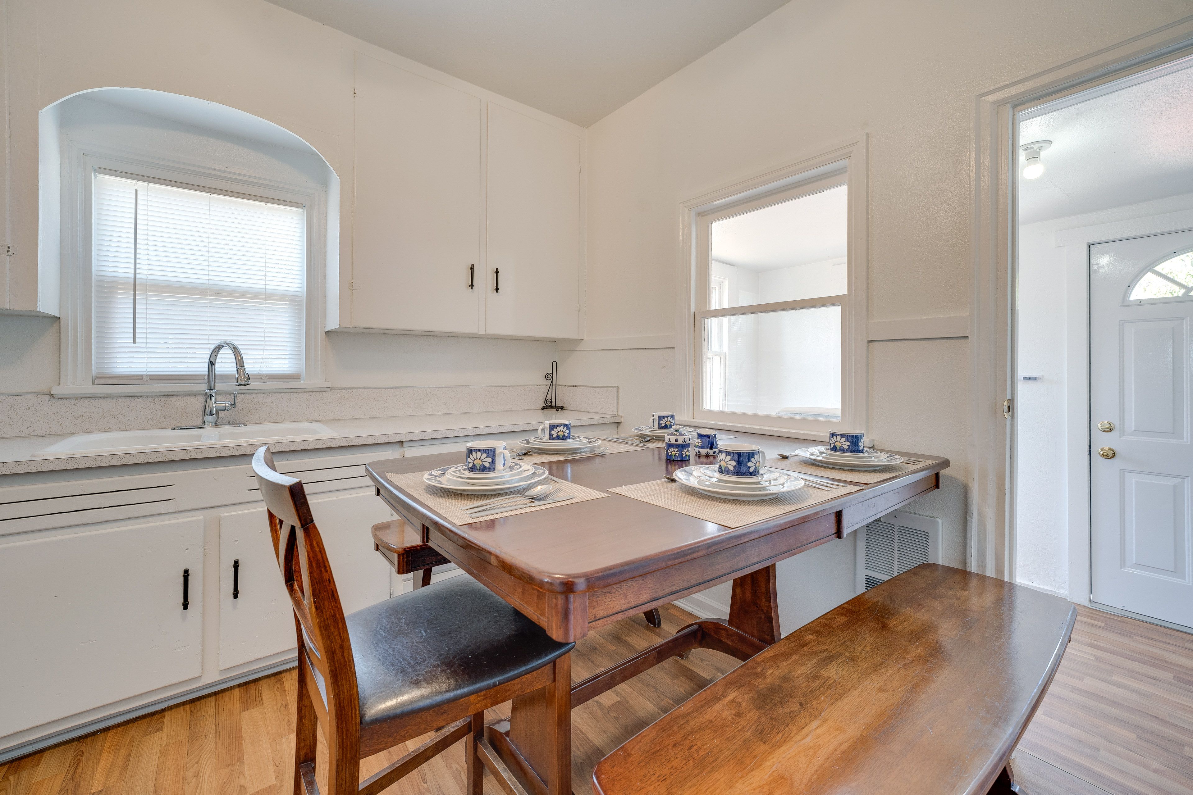 Dining Area | Dishware/Flatware Provided