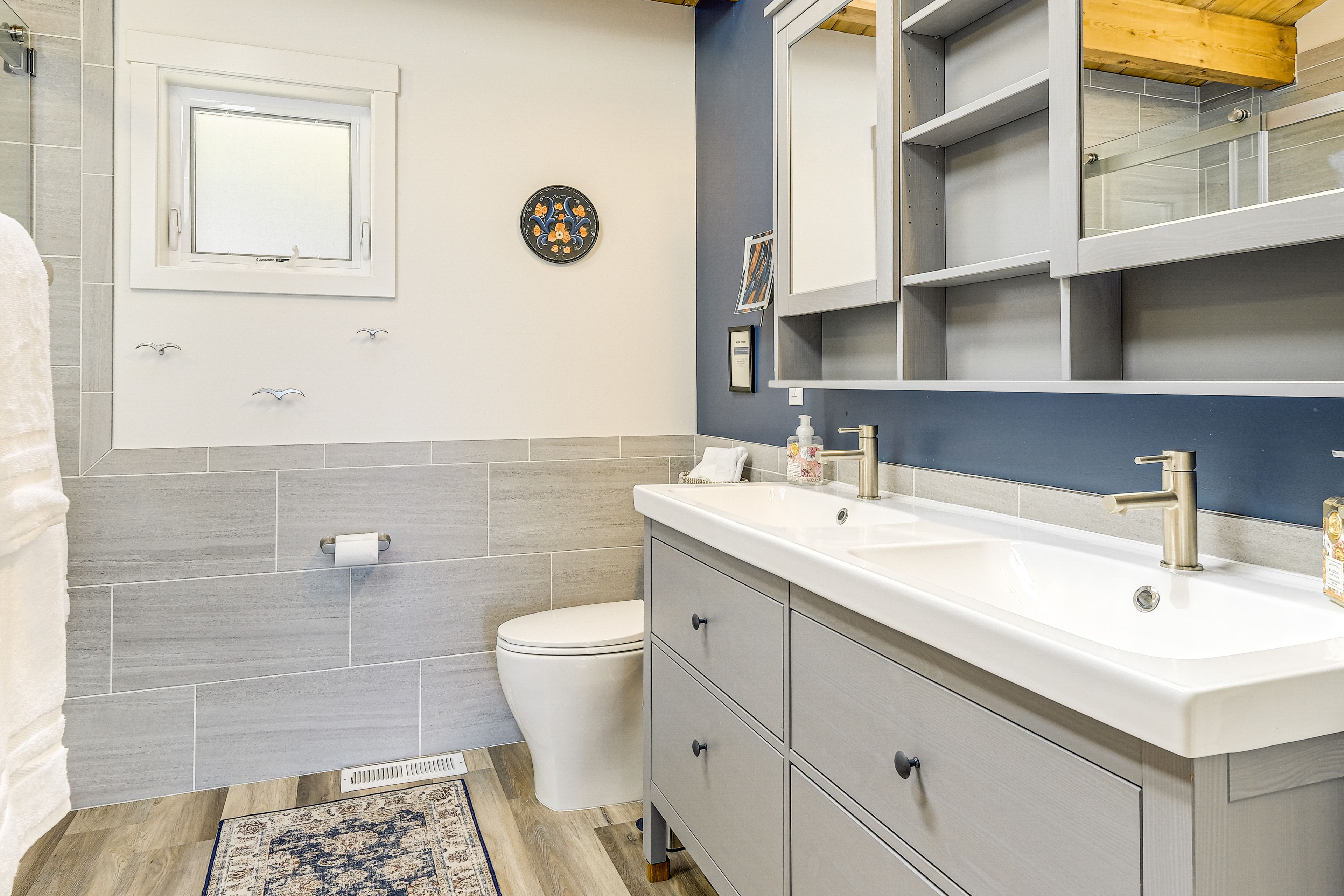 Full Bathroom | Complimentary Toiletries | Main Floor