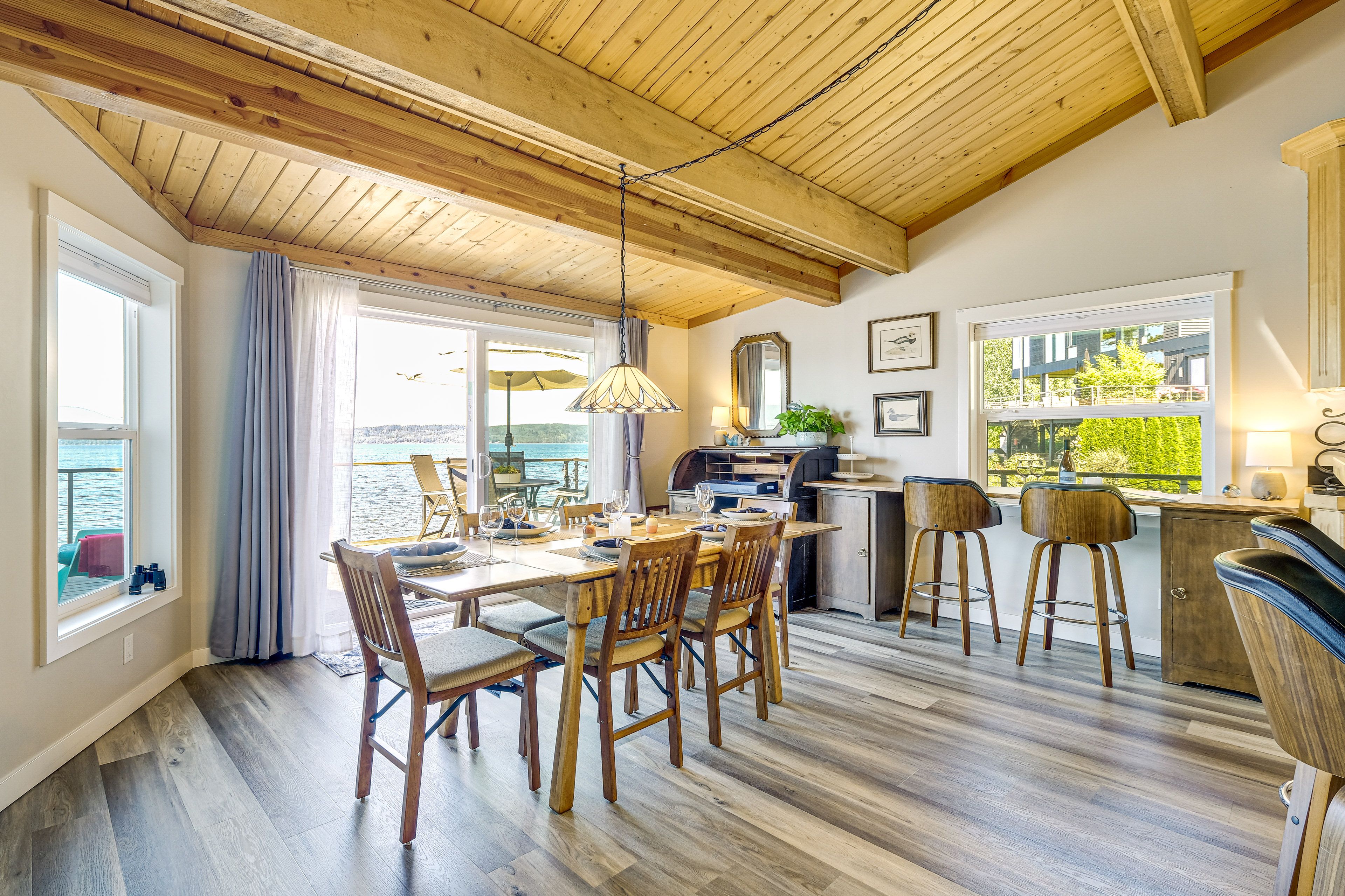 Dining Area | Dishware/Flatware | Main Floor
