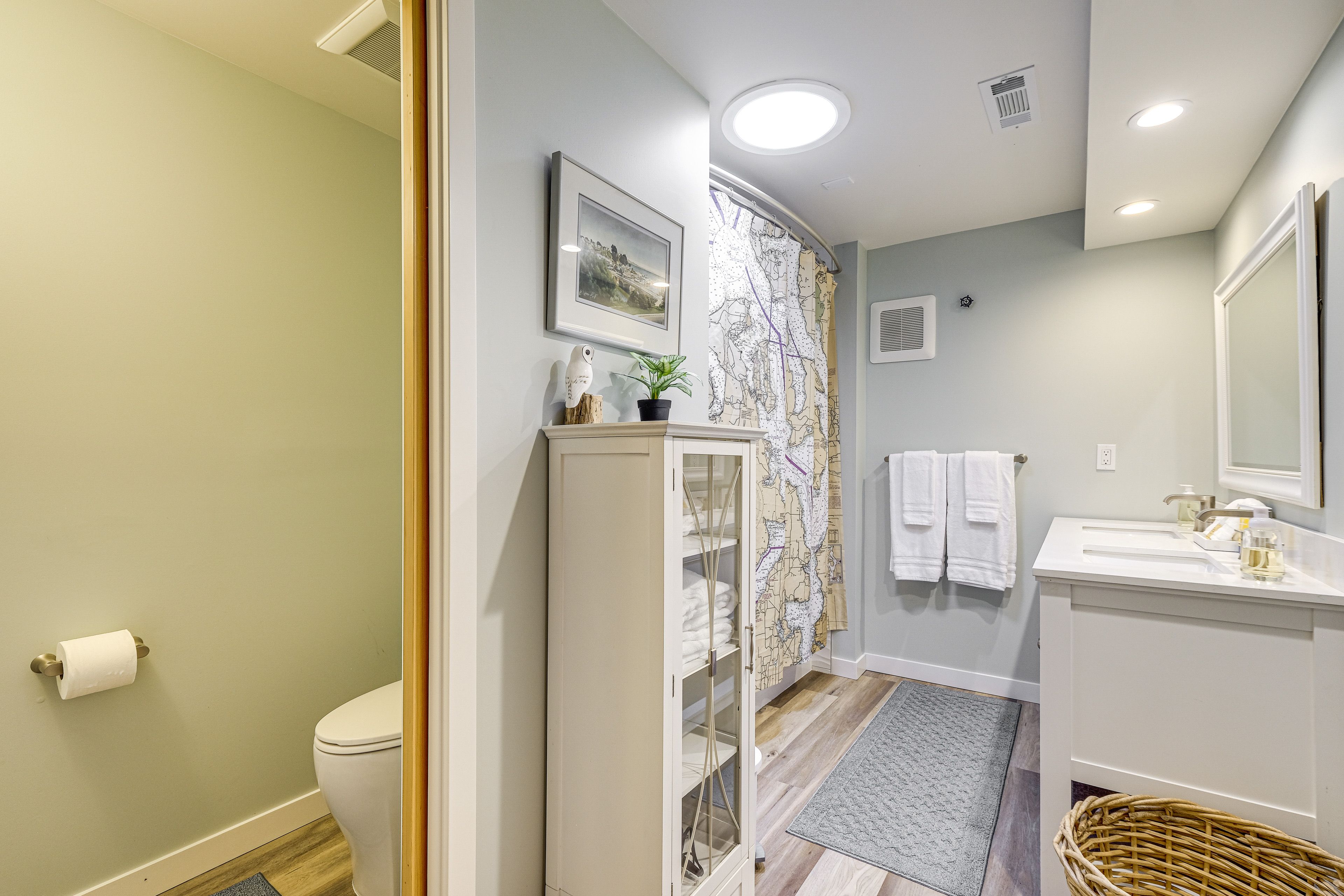 Full Bathroom | Towels Provided | Basement