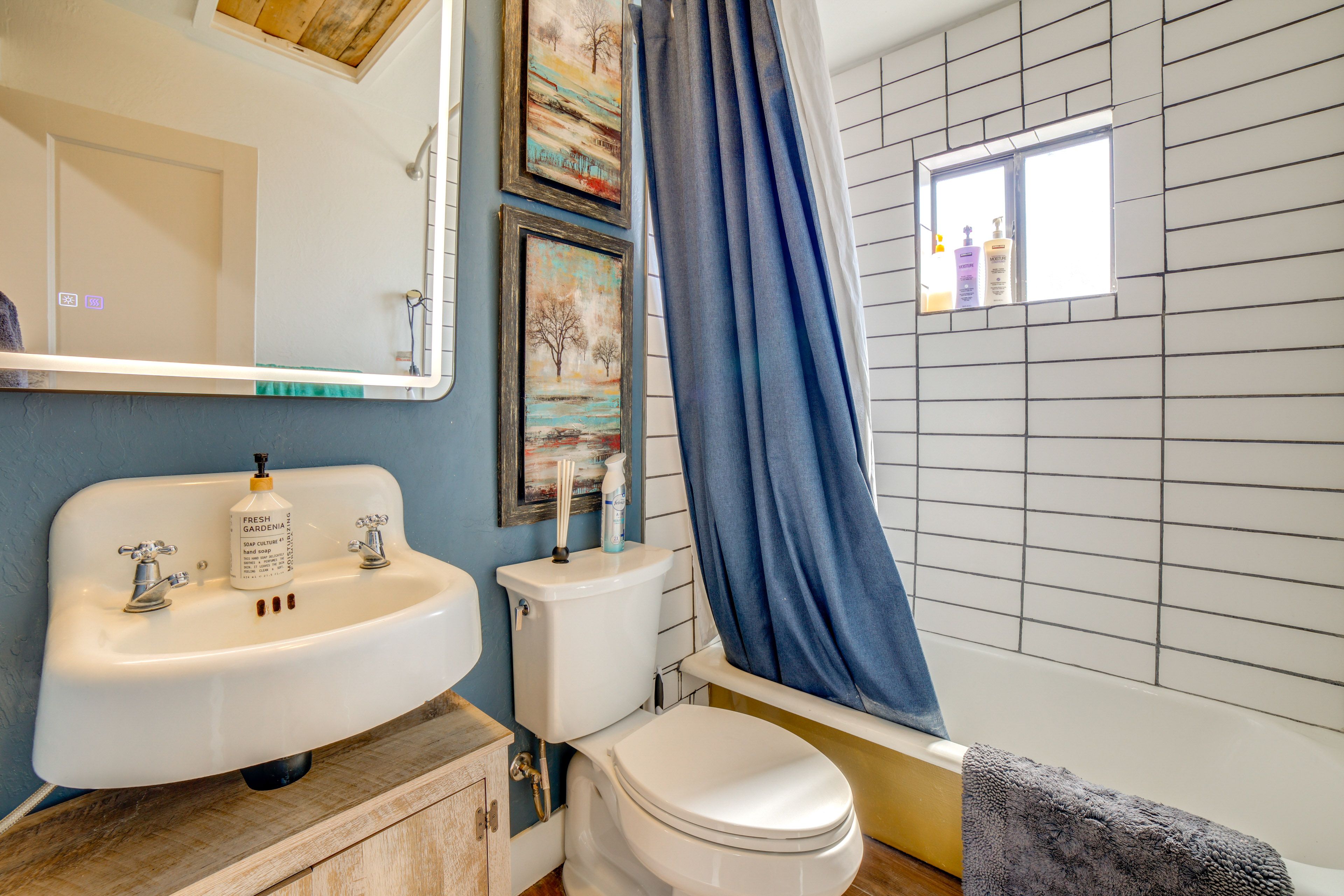 Full Bath | Towels | Hair Dryer | Complimentary Toiletries