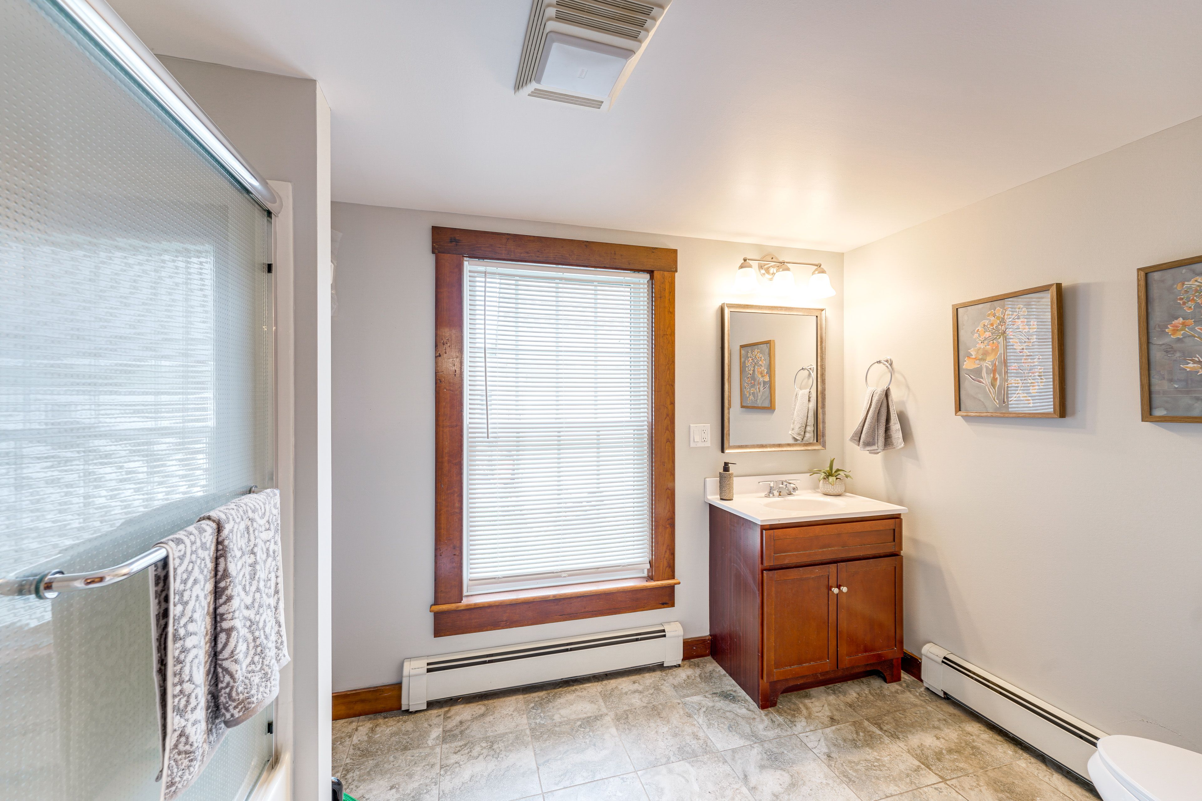 Full Bathroom | Towels Provided | Complimentary Toiletries