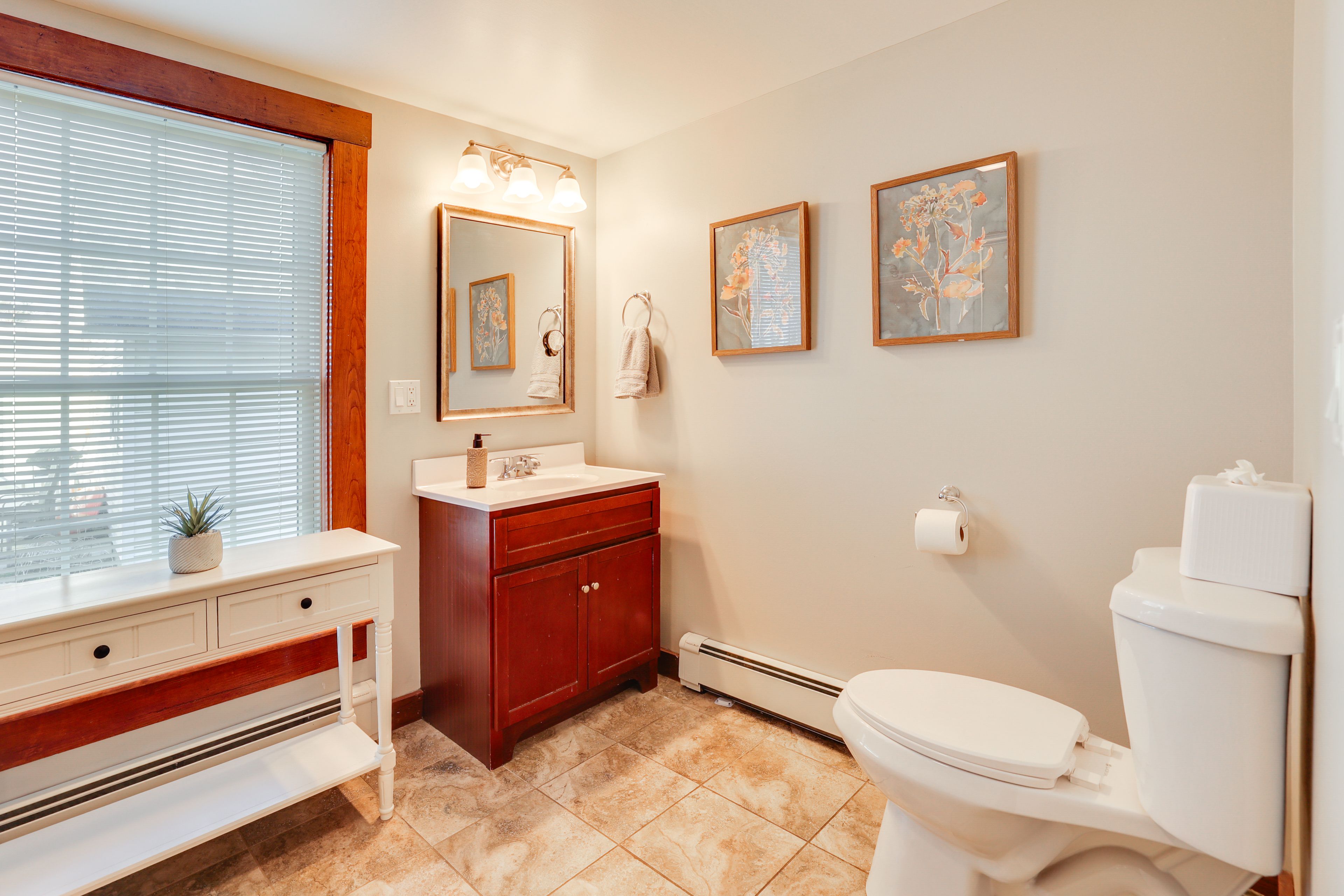 Full Bathroom | Towels Provided | Complimentary Toiletries