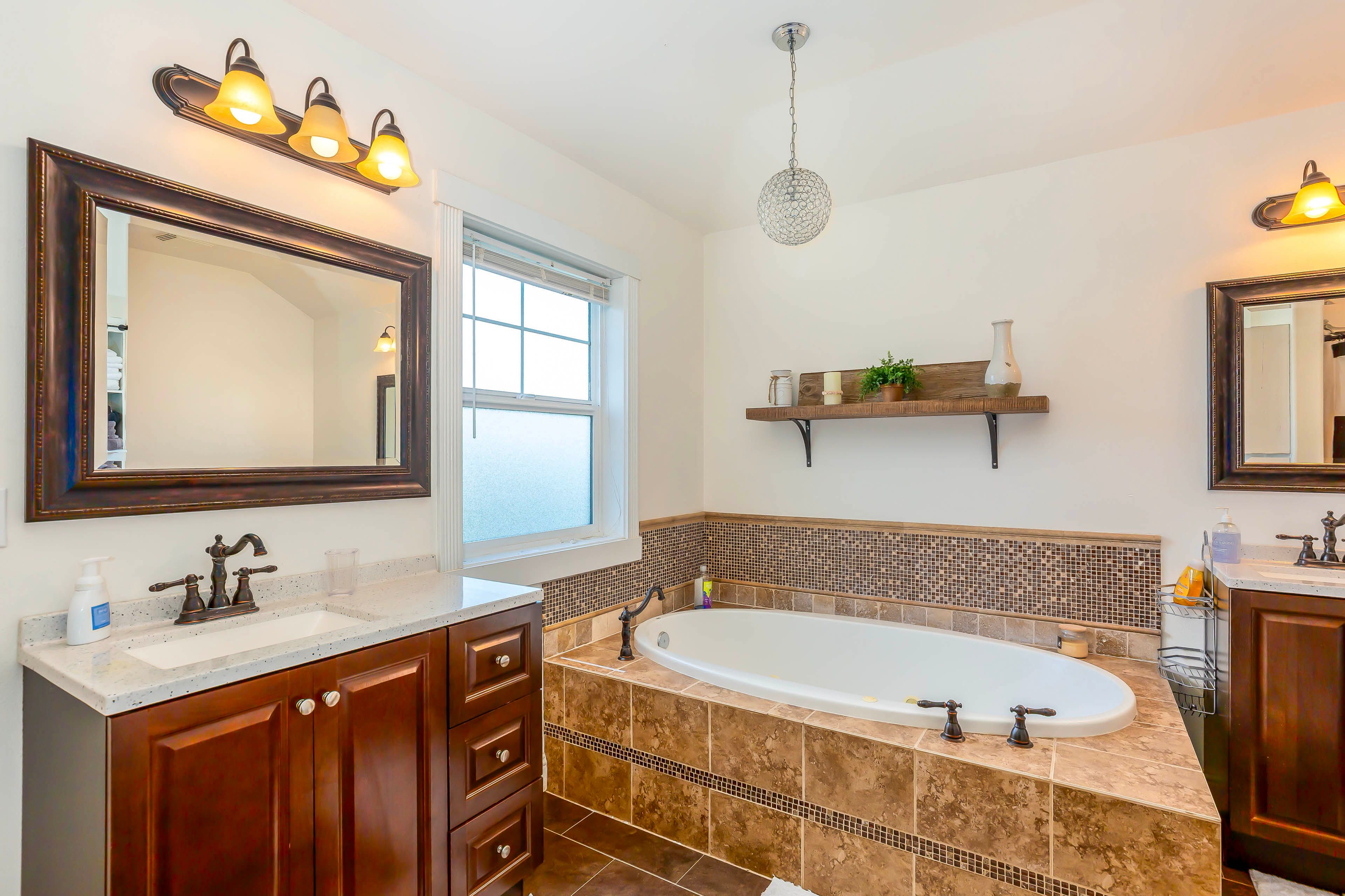 En-Suite Bathroom | 2nd Floor | Jetted Tub | Complimentary Toiletries
