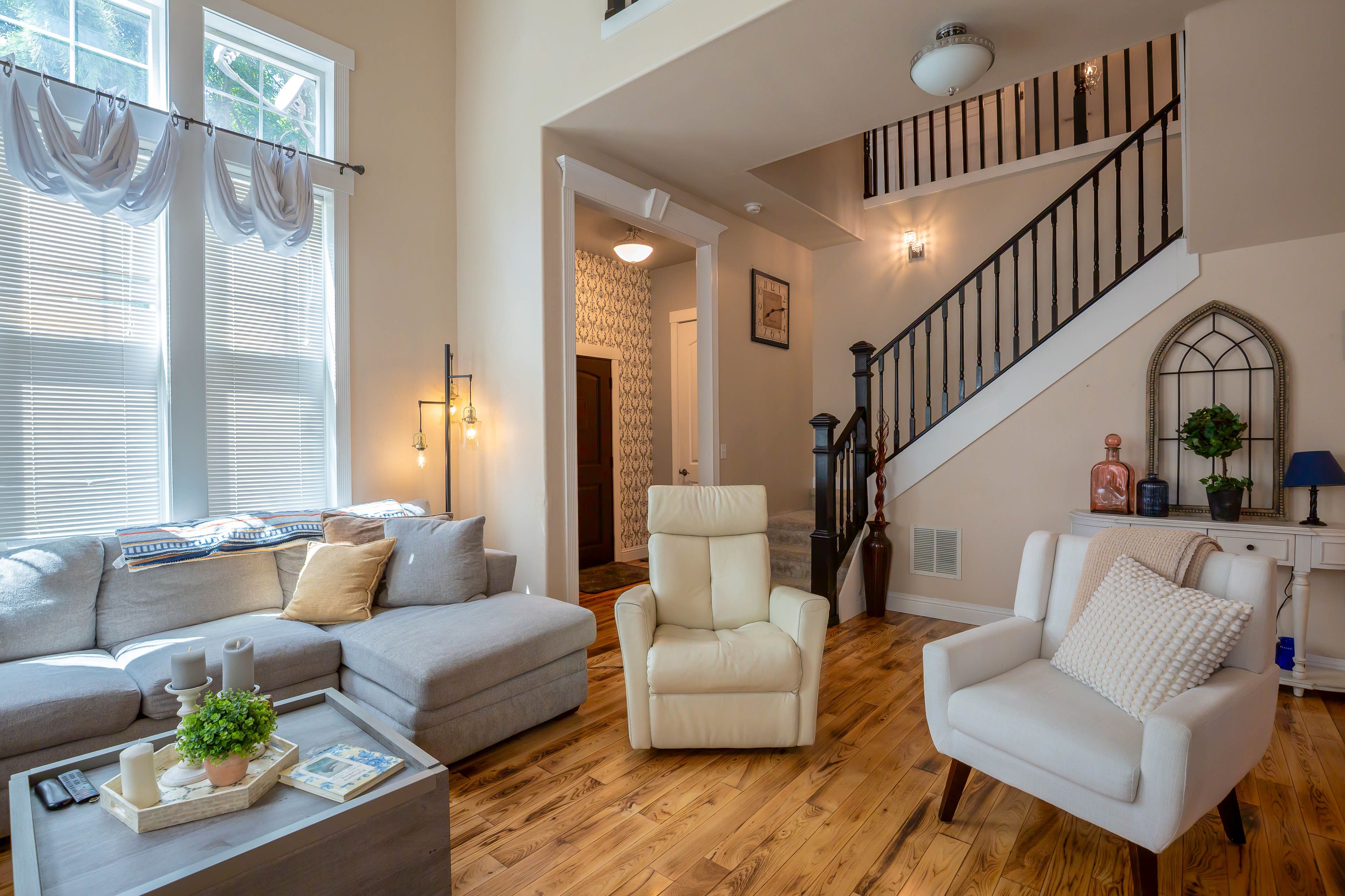 Living Room | 1st Floor | Smart TV | Free WiFi | Gas Fireplace