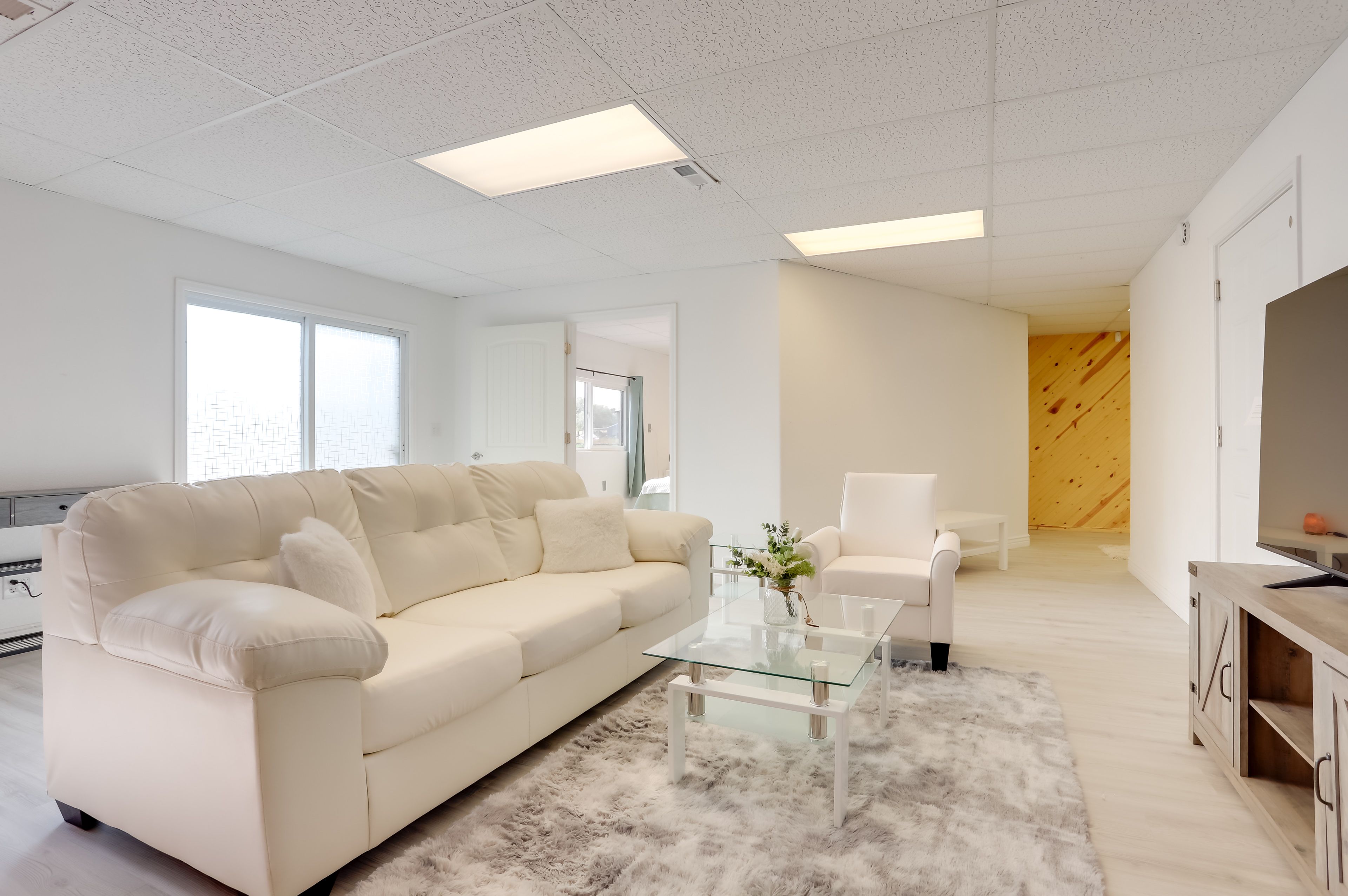 Living Room | Free WiFi | Central Heating & A/C | Smart TV