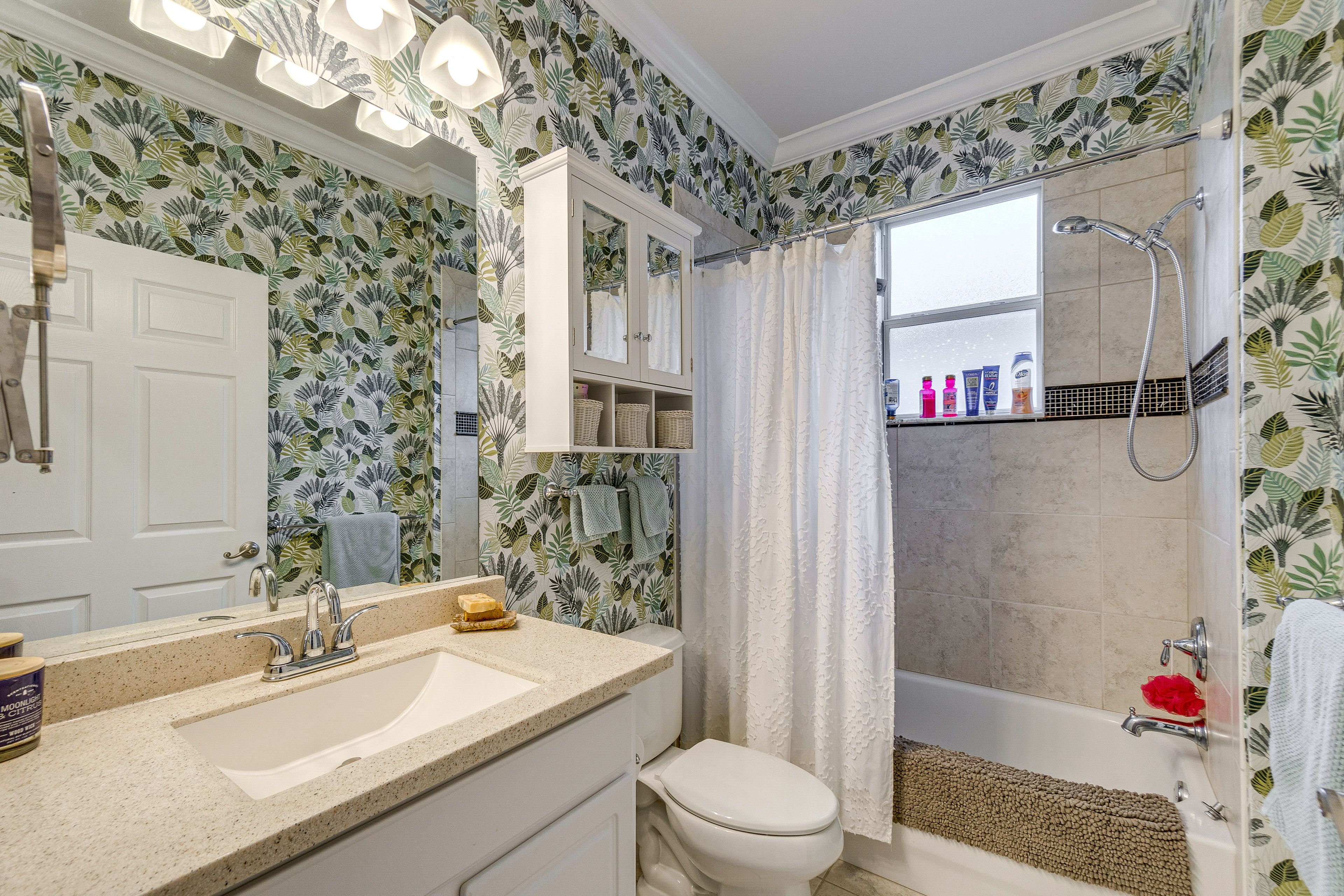 Full Bathroom | Towels Provided