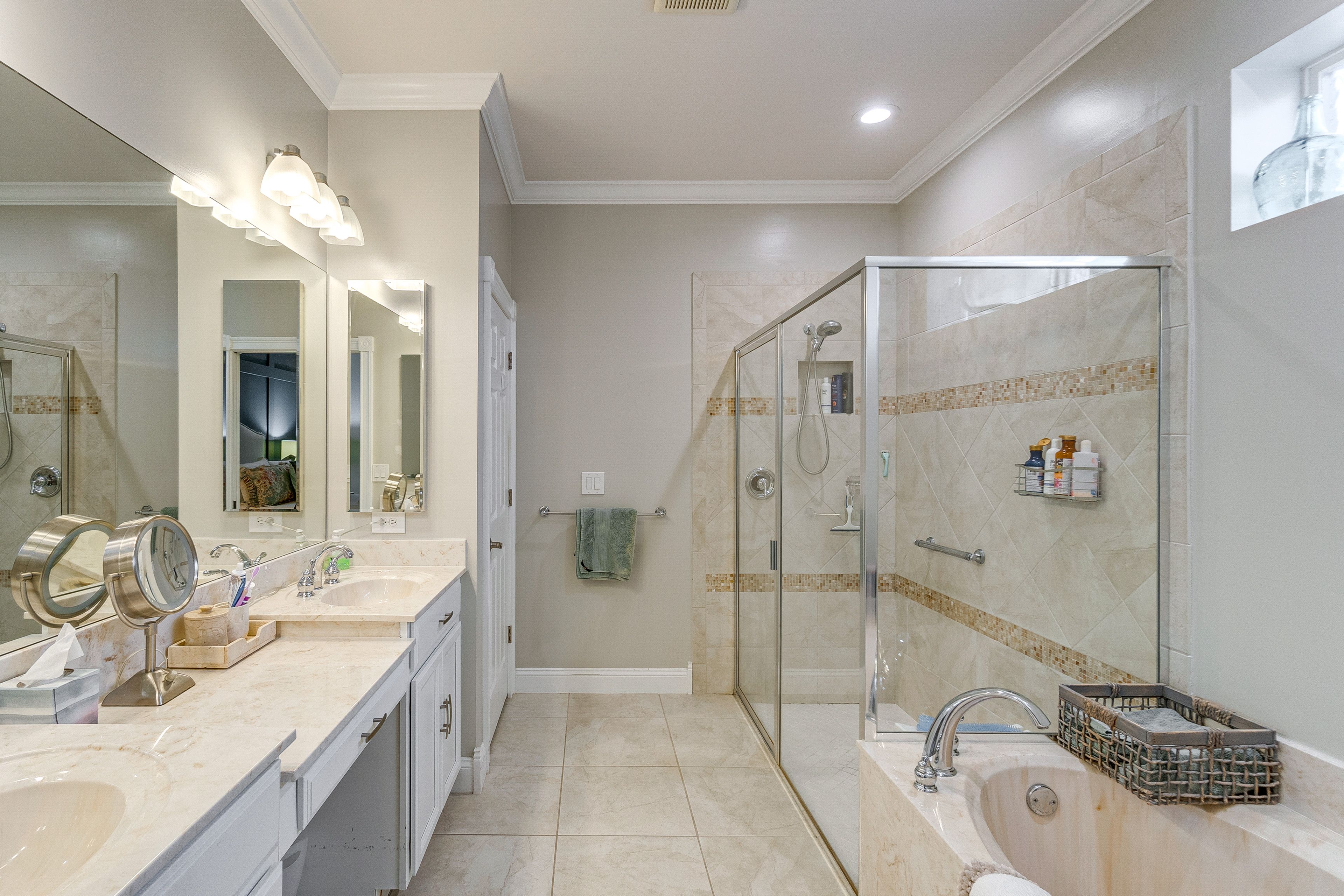 Full Bathroom | Separate Tub & Shower