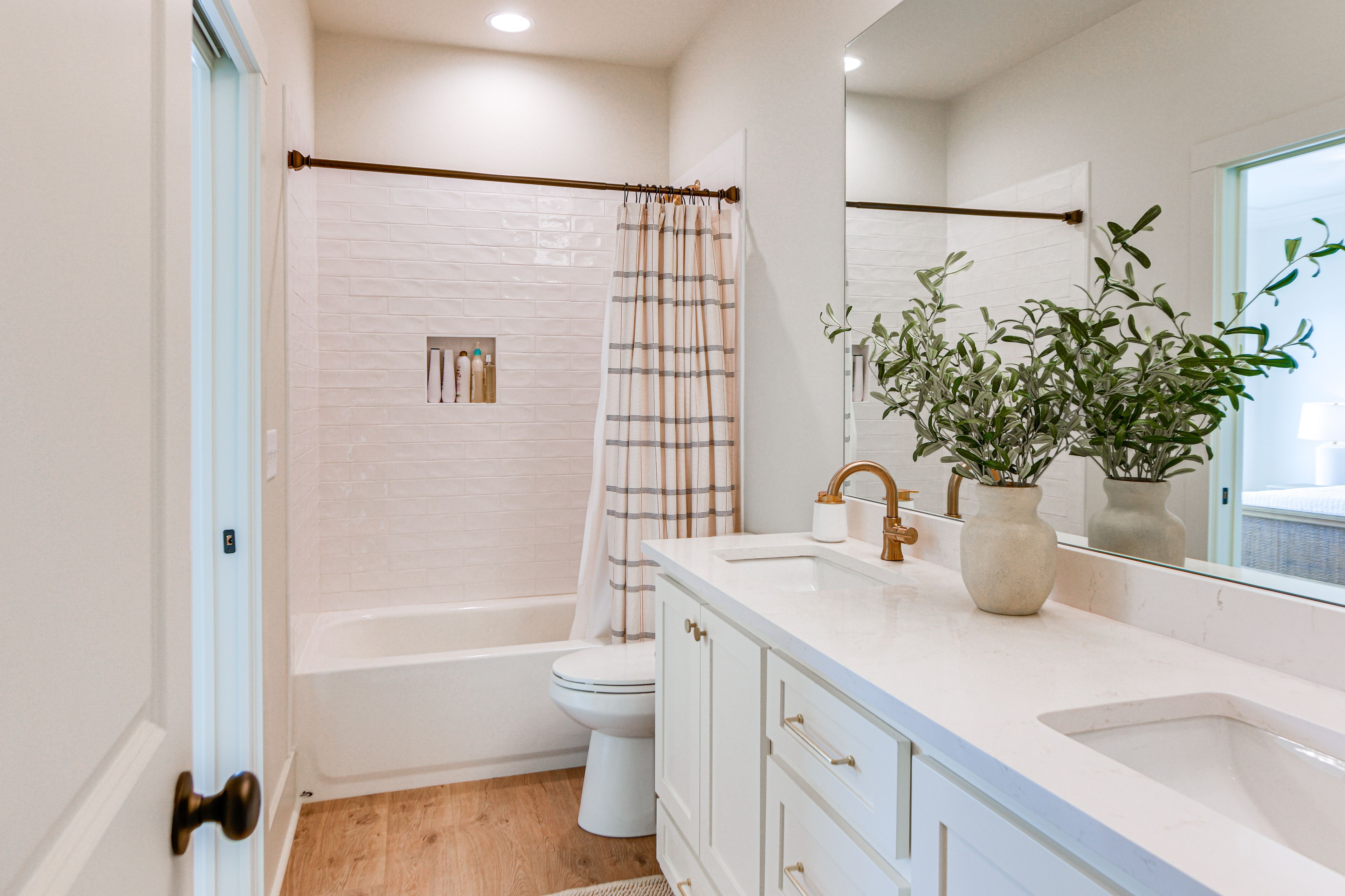 Full Bathroom | Towels Provided | 2nd Floor