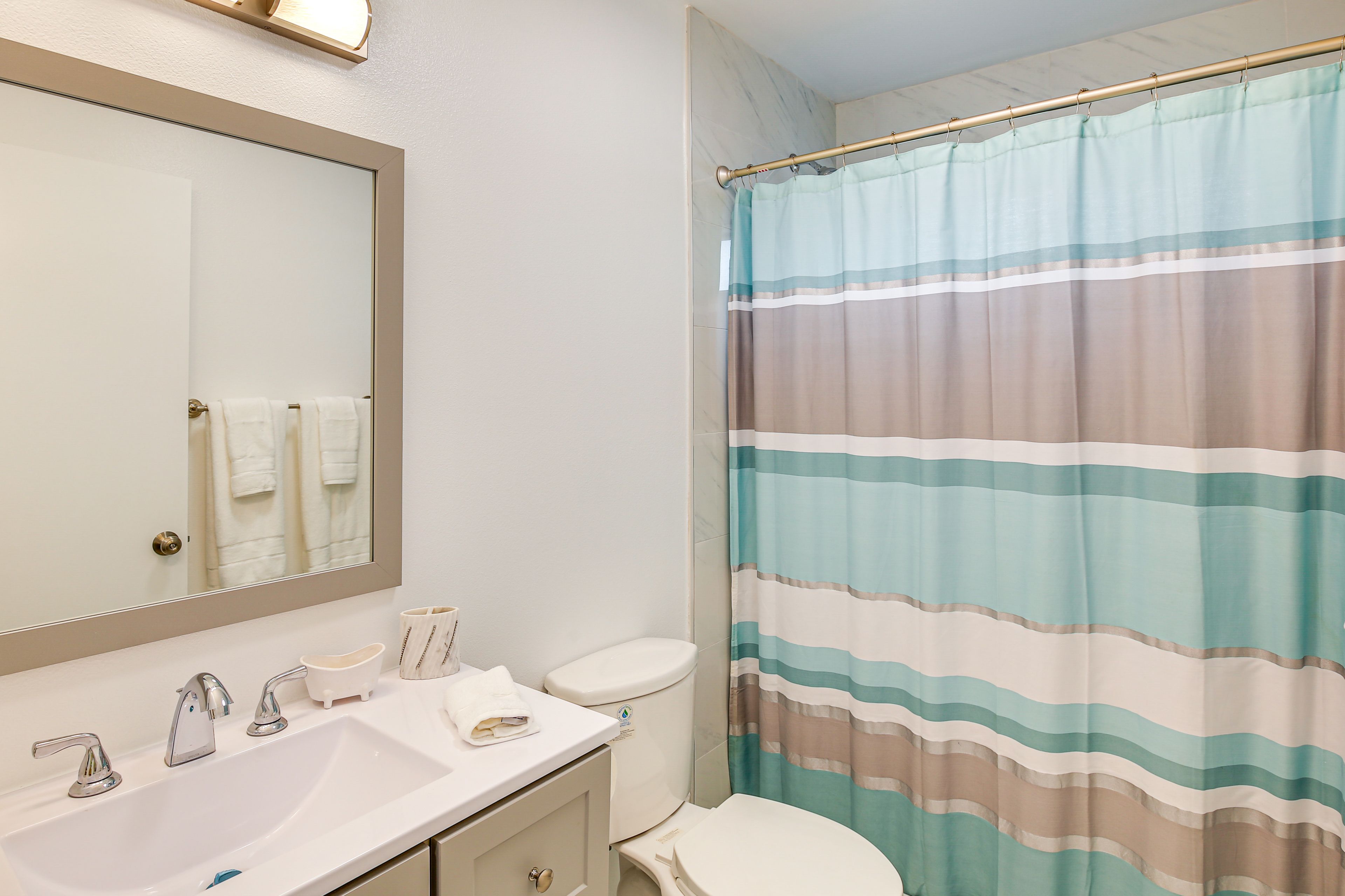 Full Bathroom | Complimentary Toiletries