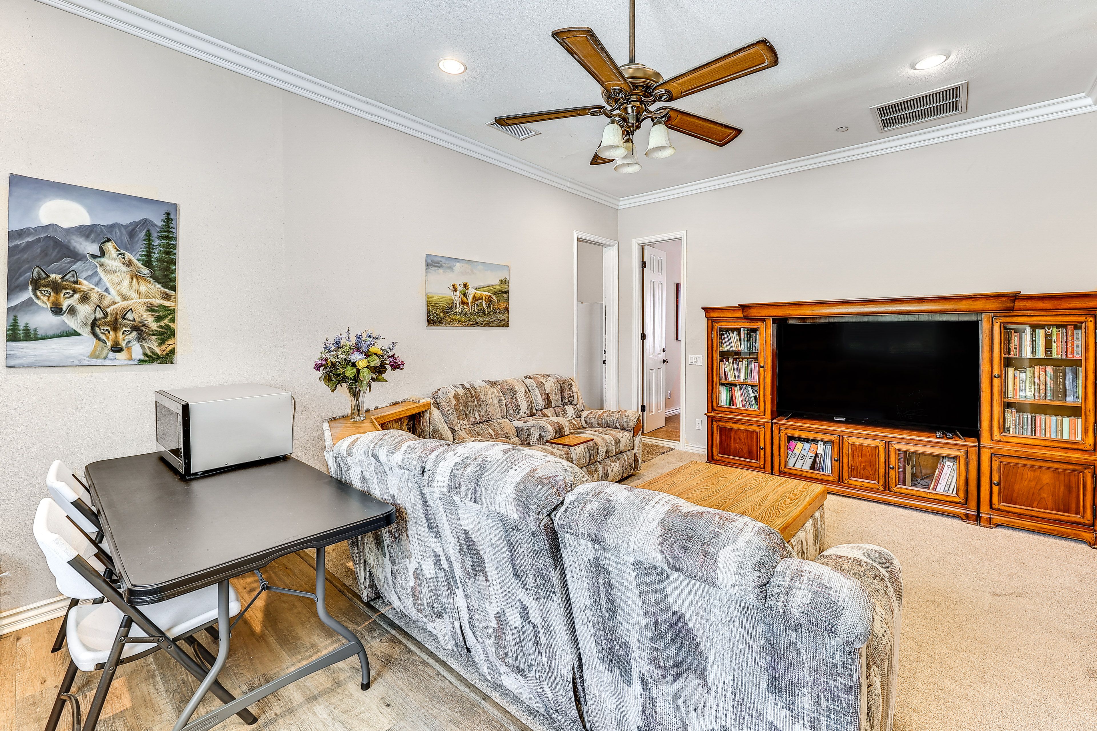 Living Room | Free WiFi | Central A/C & Heat | Smart TV