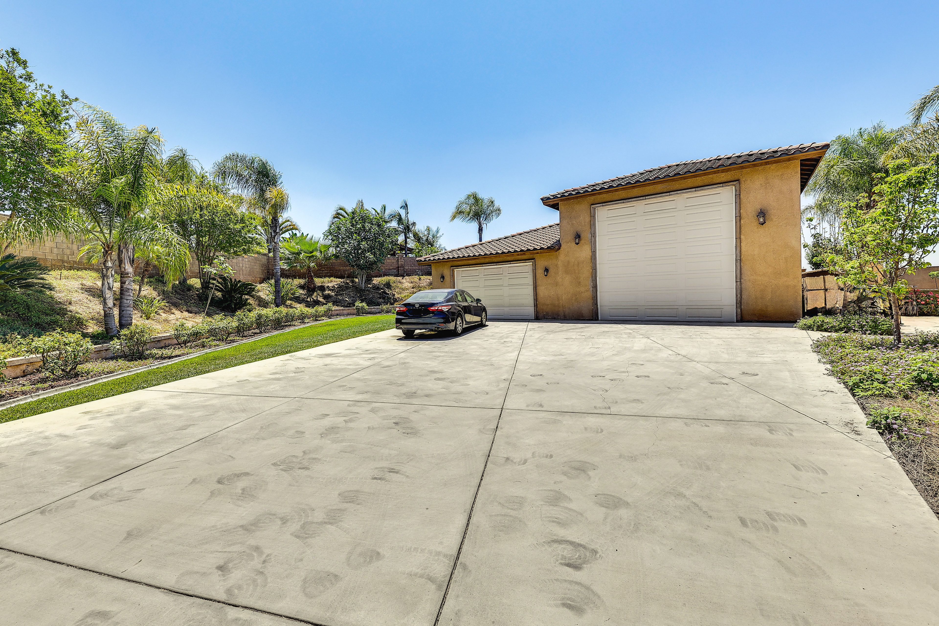 Parking | Driveway (8 Vehicles) | Free Street Parking