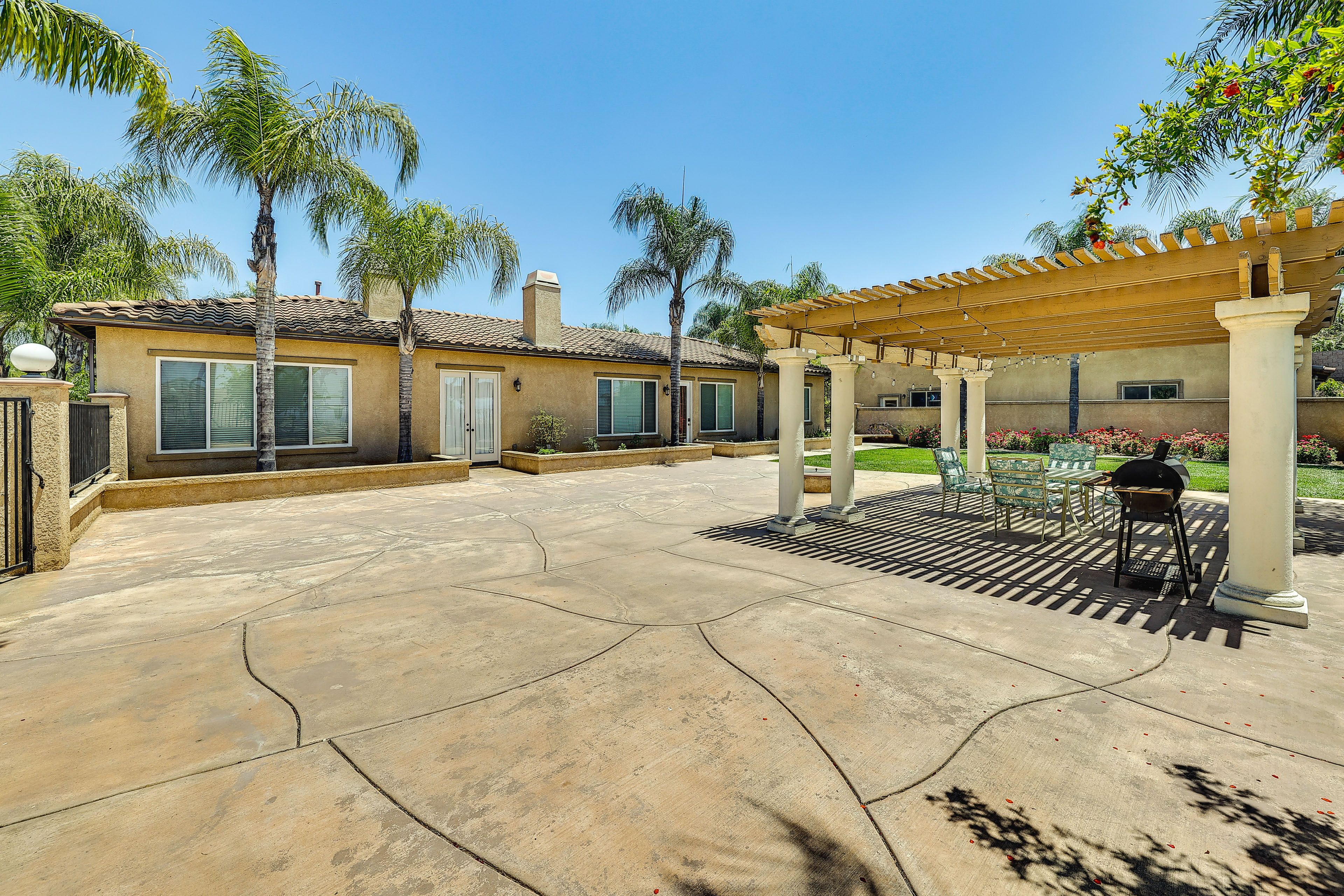 Shared Patio | Pergola | Charcoal Grill | Dining Set