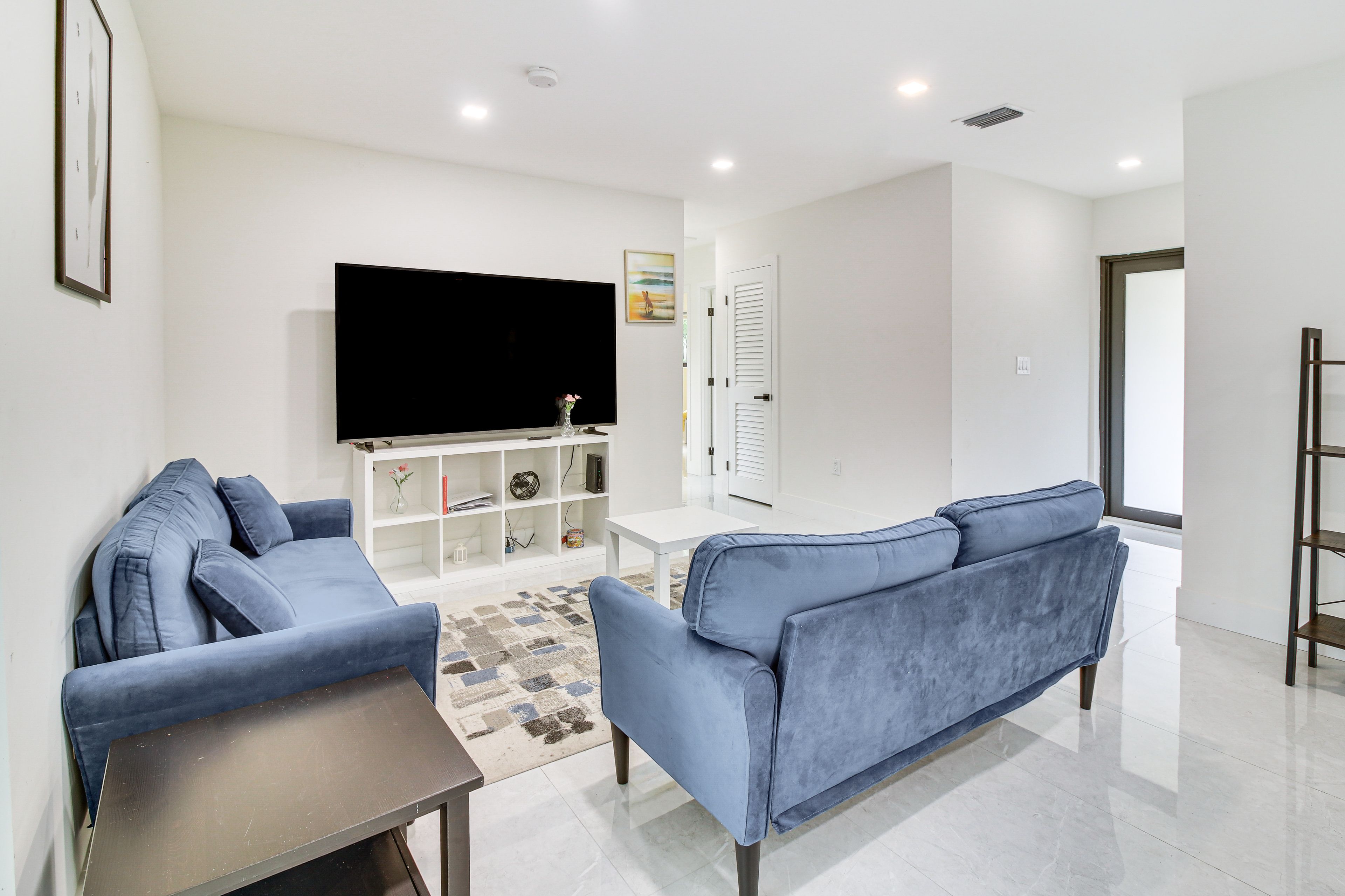 Living Room | Smart TV | Free WiFi | Central A/C