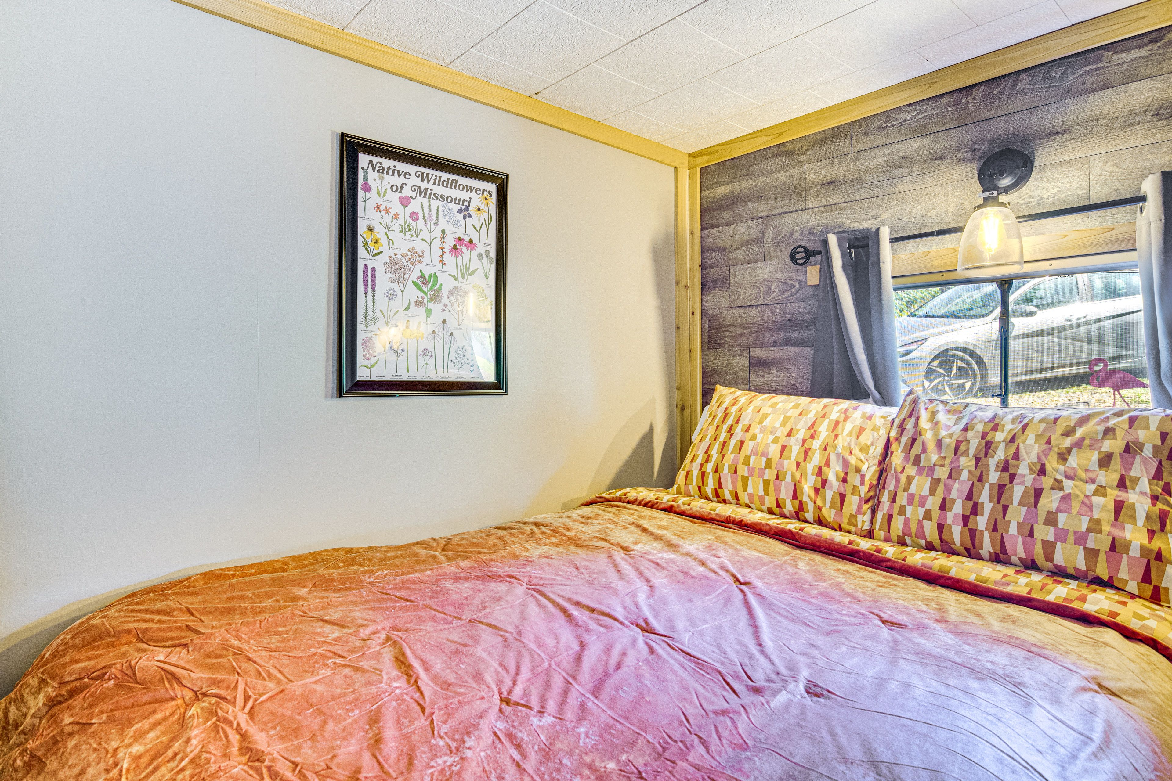Bedroom | Queen Bed | Linens Provided | Smart TV