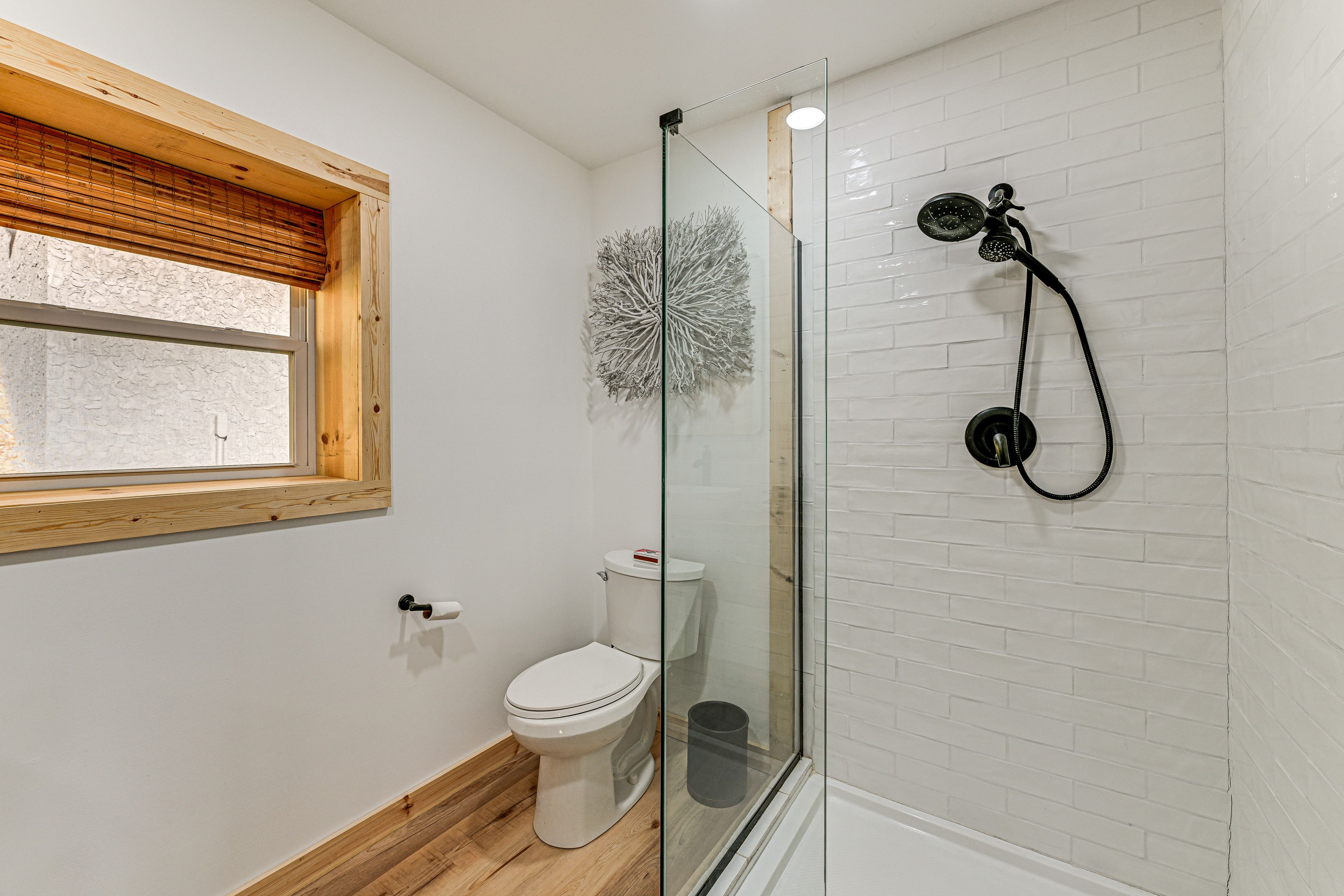 Full Bathroom | 1st Floor | Towels Provided