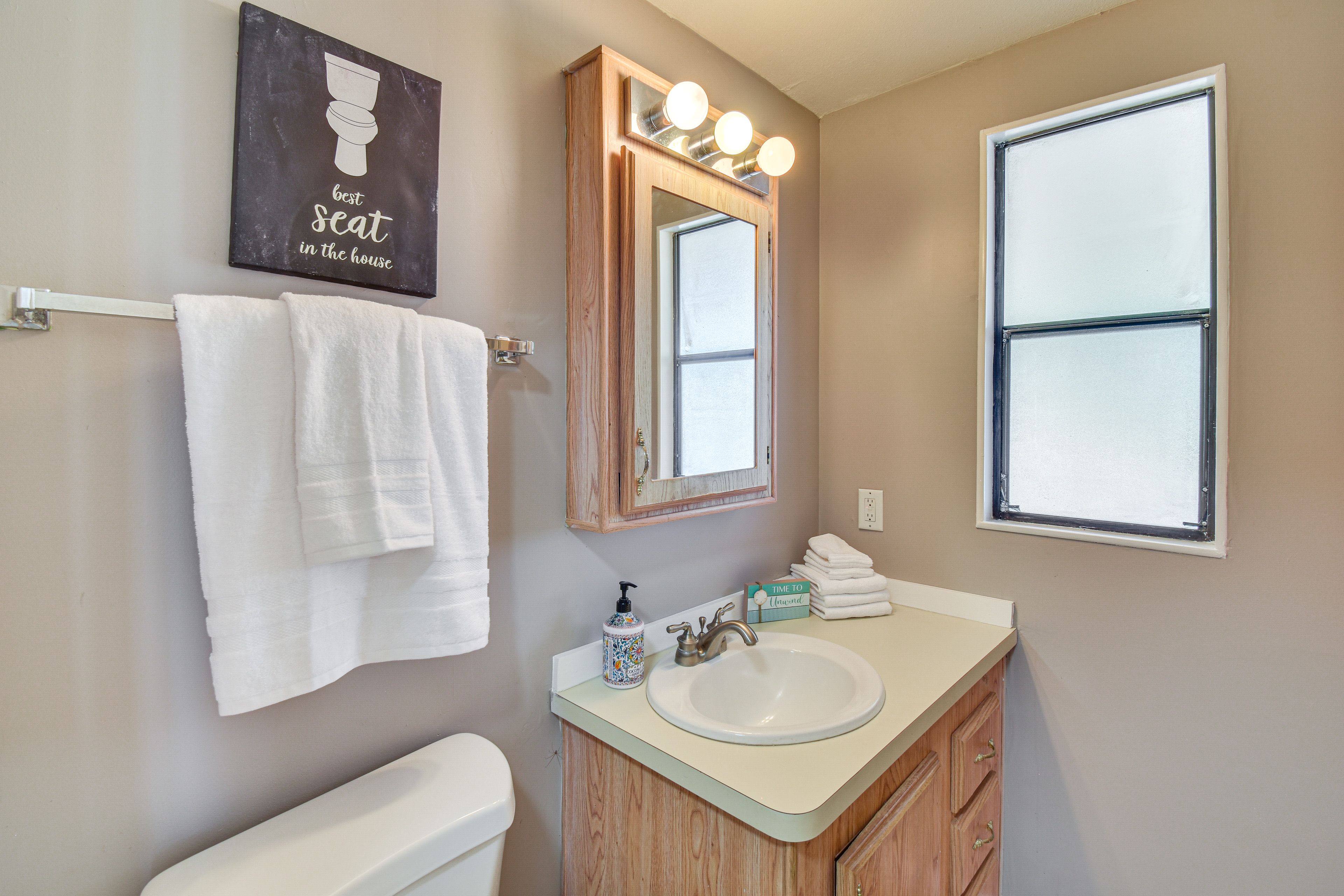 Full Bathroom | Complimentary Toiletries | Towels Provided