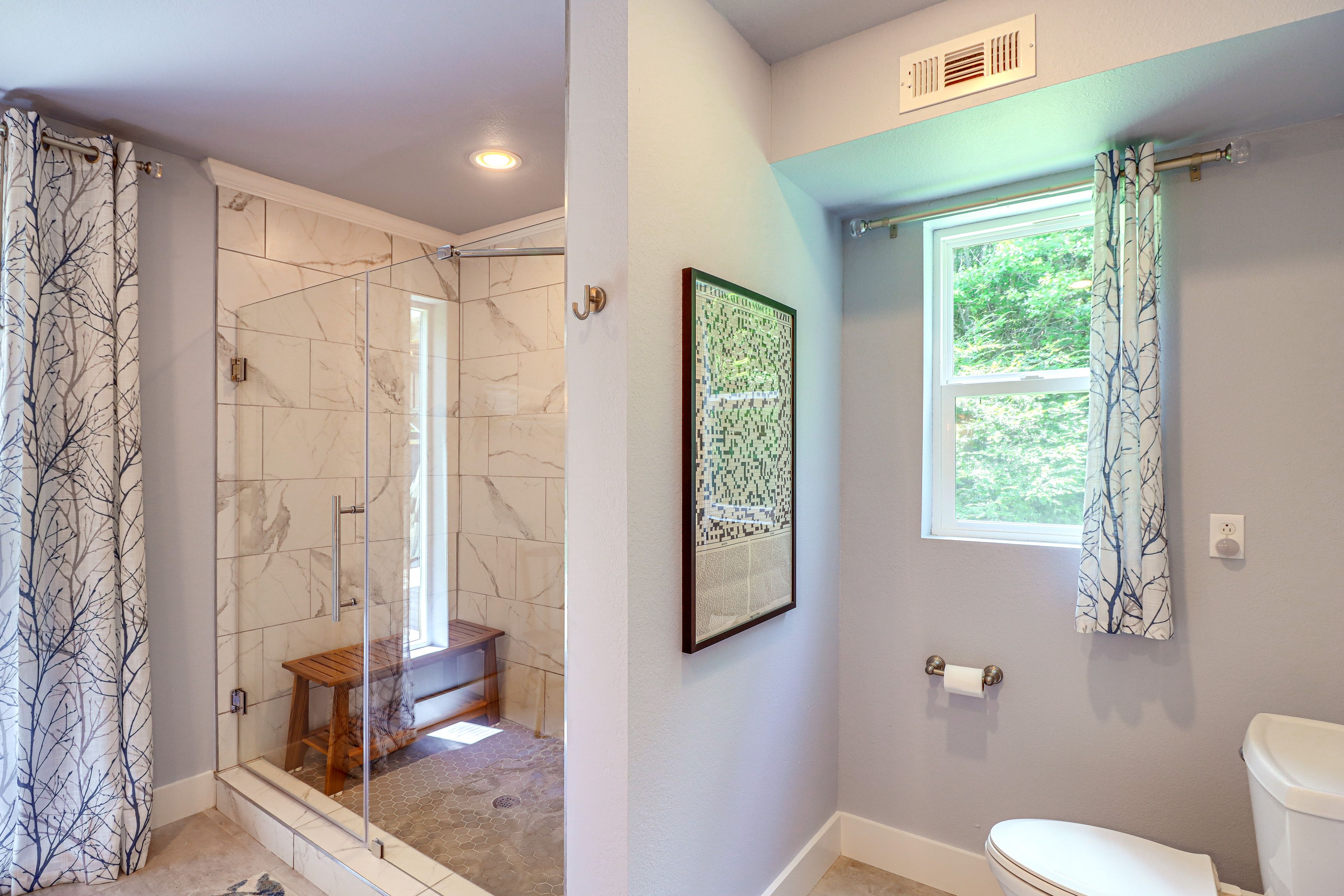 Full Bath | Towels | Hair Dryer | 1st Floor