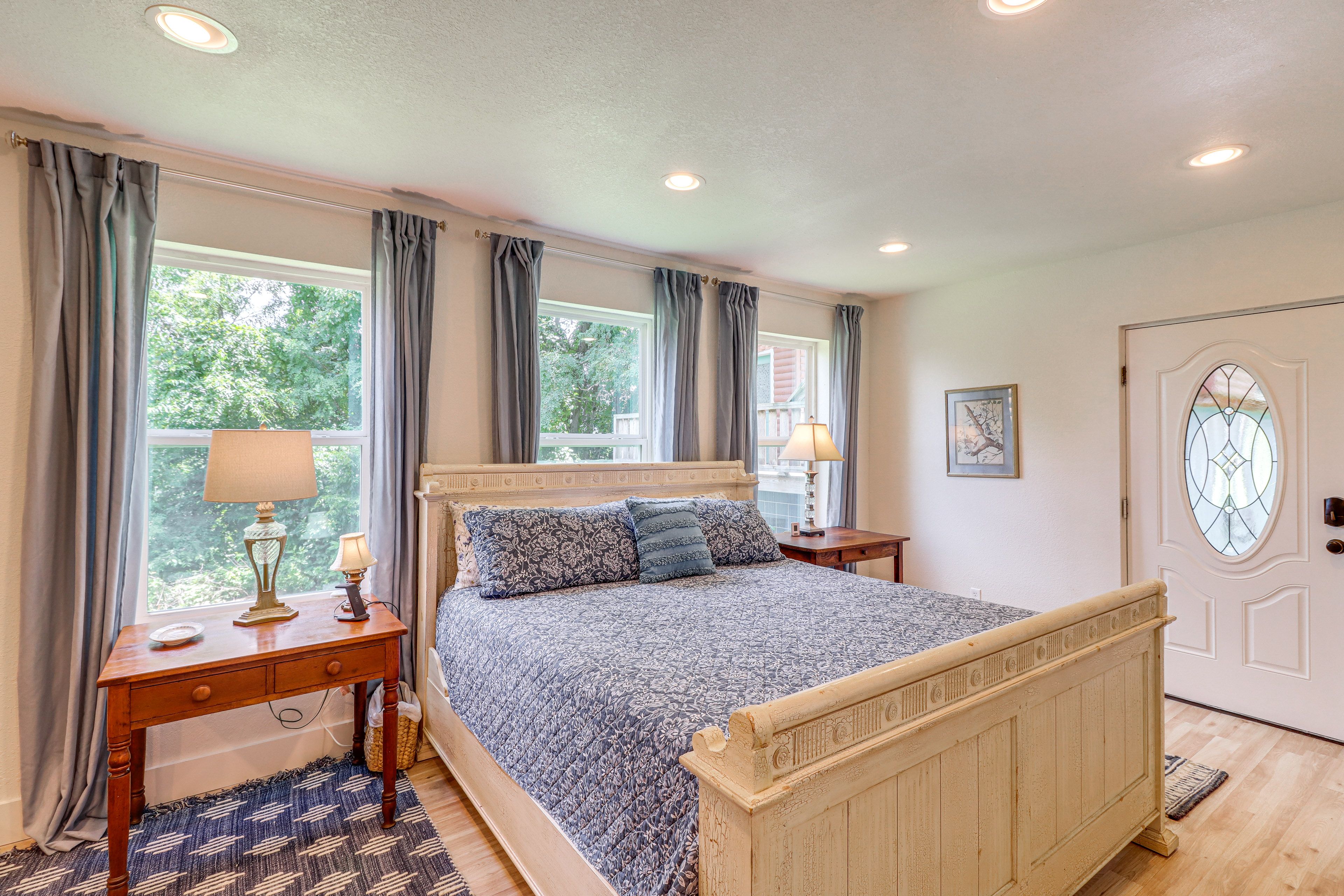Bedroom 1 | California King Bed | Linens Provided | 1st Floor