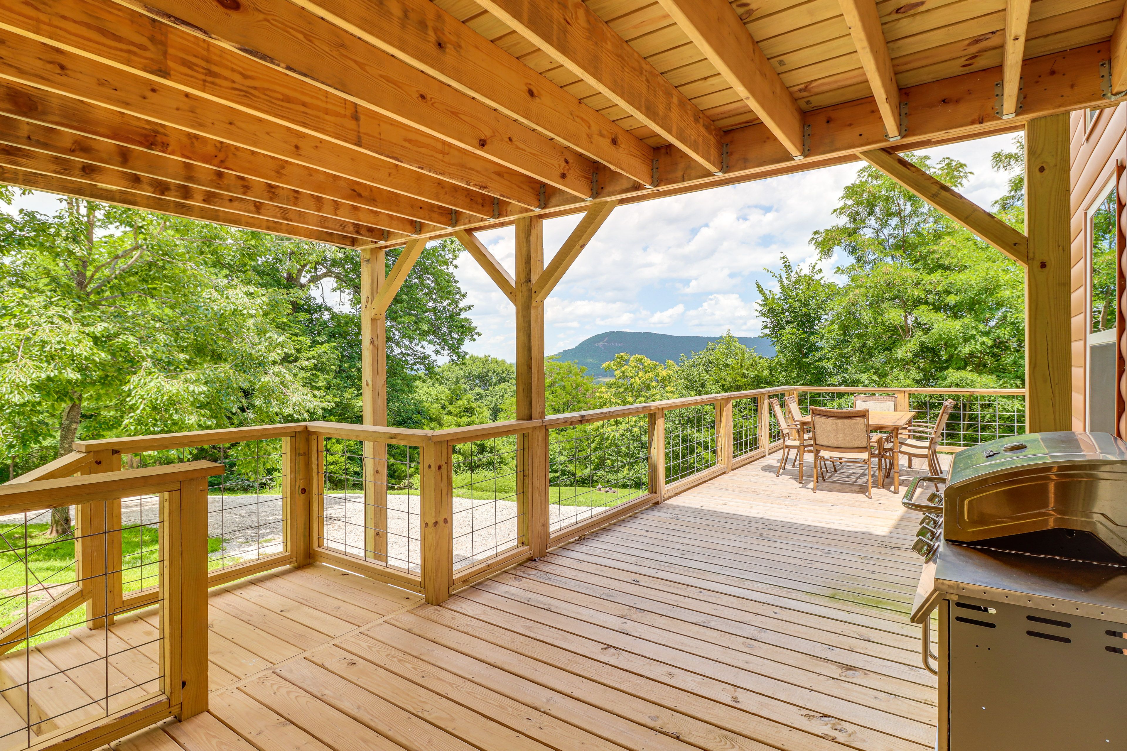 Deck | Gas Grill (Propane Provided) | Outdoor Dining Set