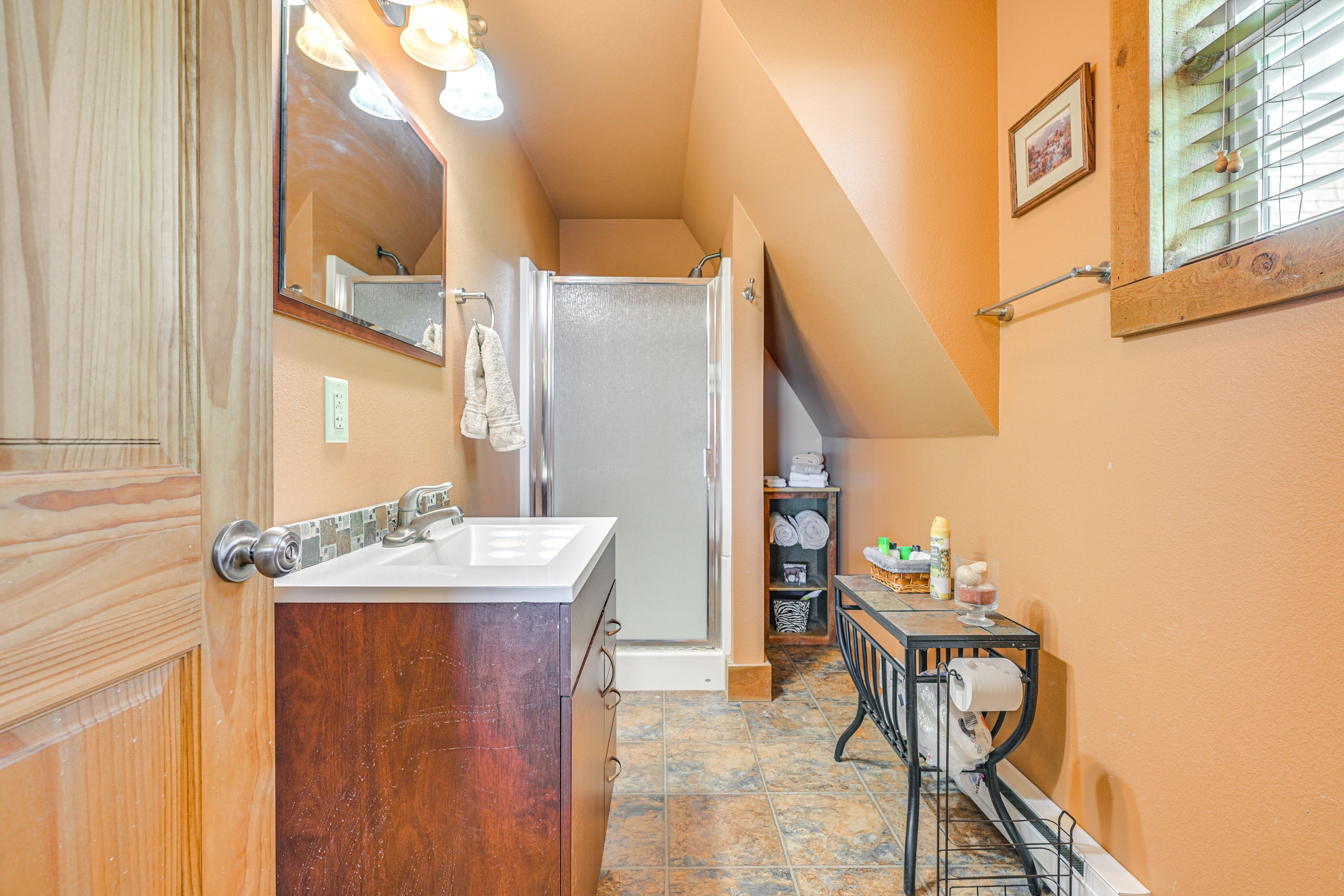 Full Bathroom | Complimentary Toiletries