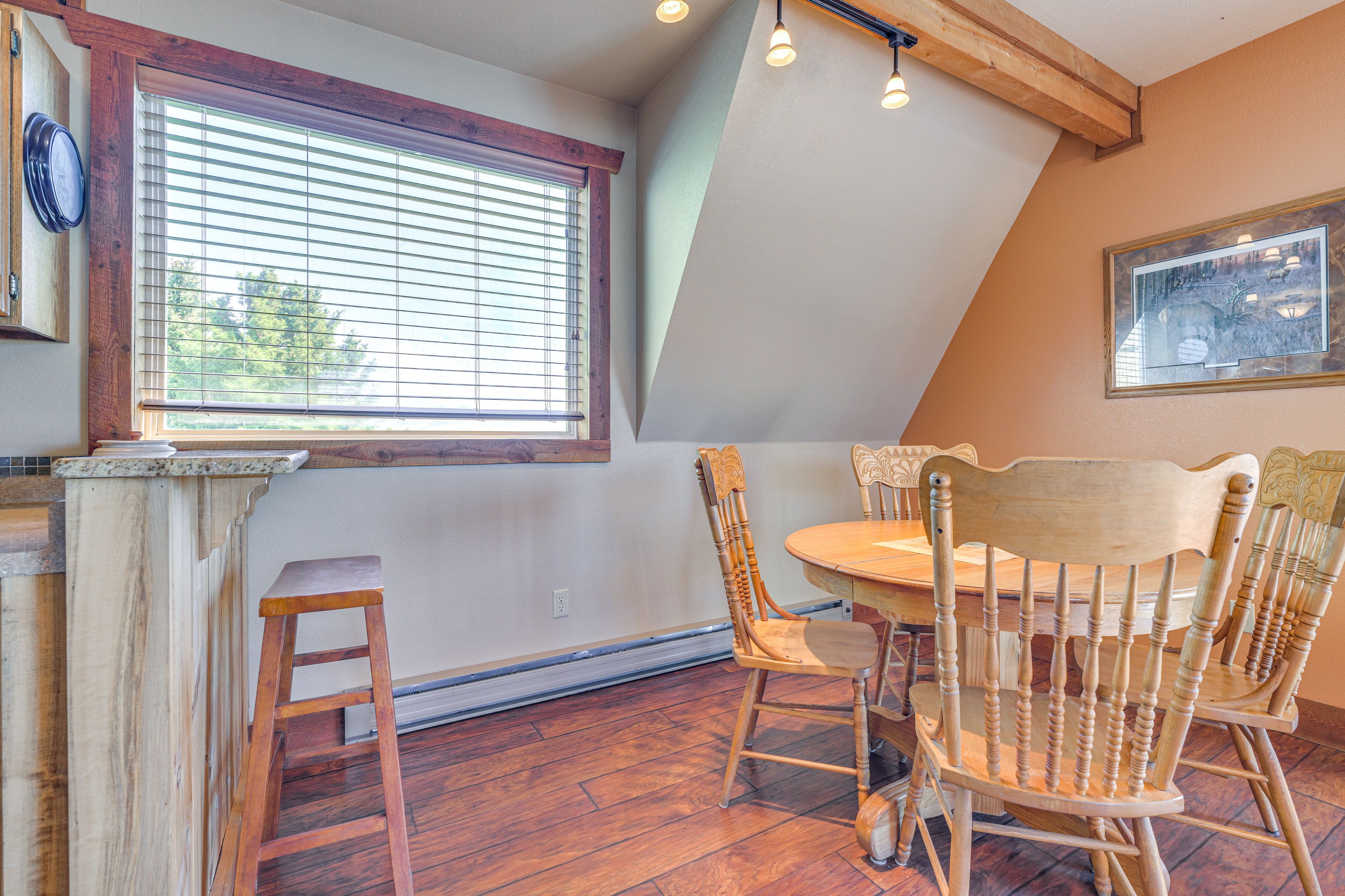 Dining Area | Dishware & Flatware Provided