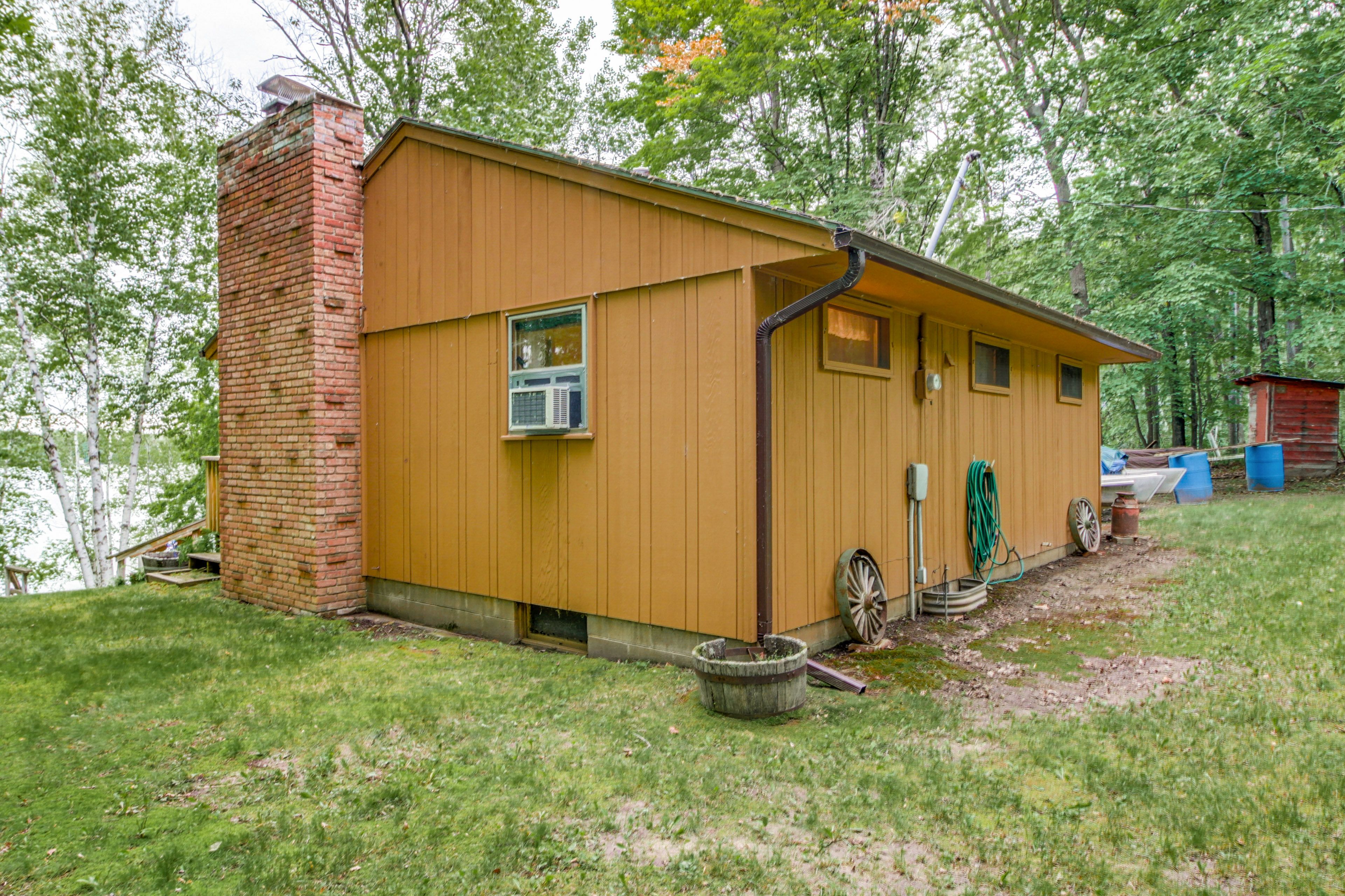Parking | Driveway (4 Vehicles) | RV/Trailer Parking (Small Vehicles Only)