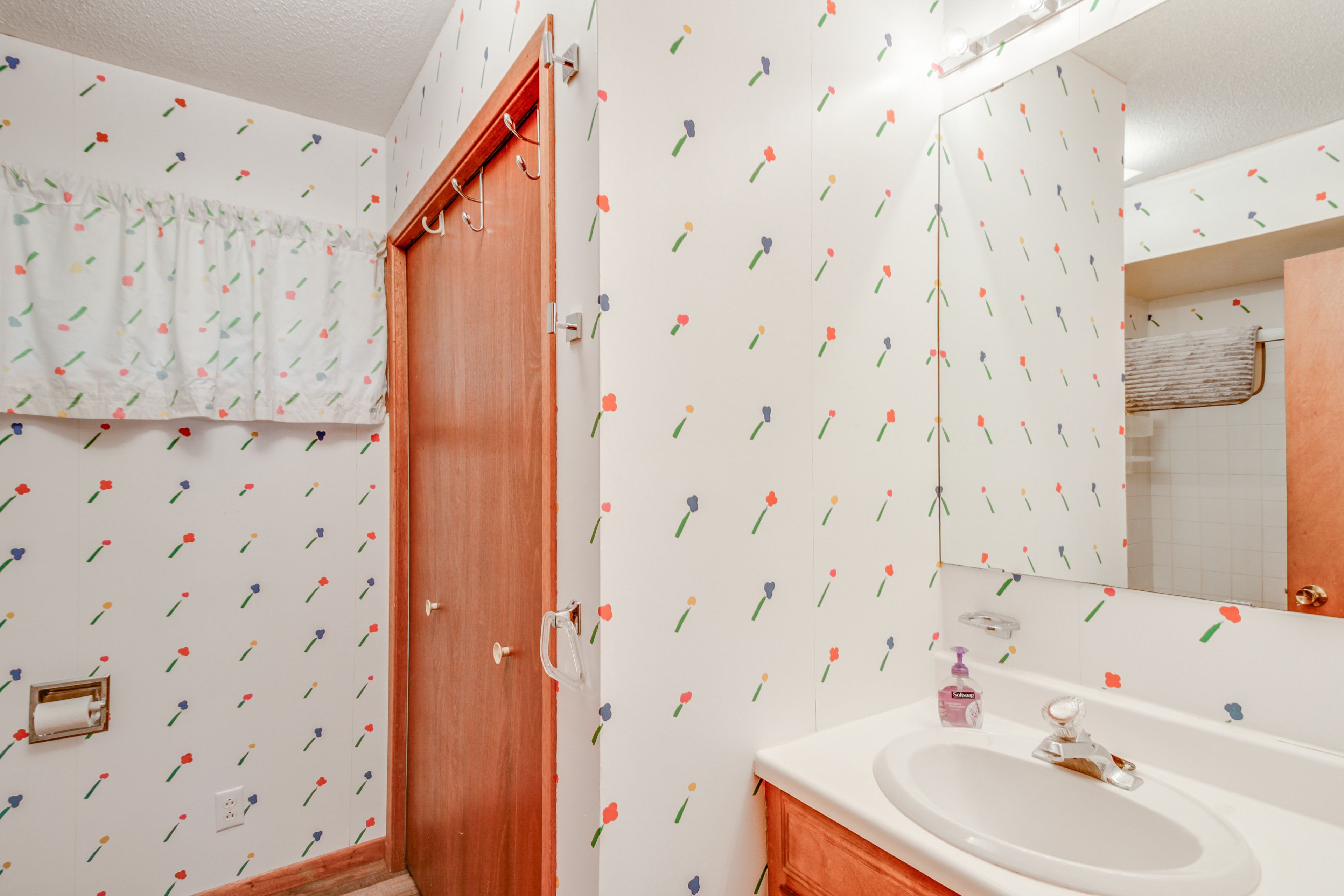 Full Bathroom | Towels Provided | Complimentary Toiletries | Hair Dryer