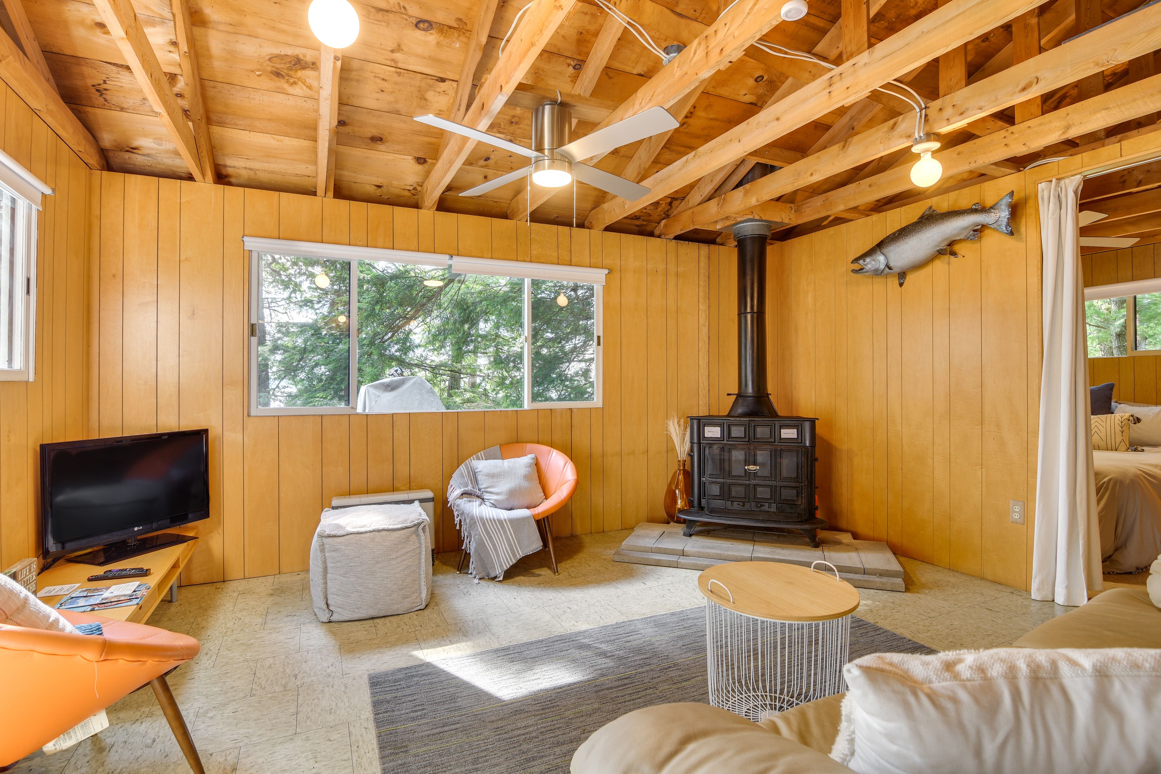 Living Room | Smart TV | Fireplace (Decorative Only)
