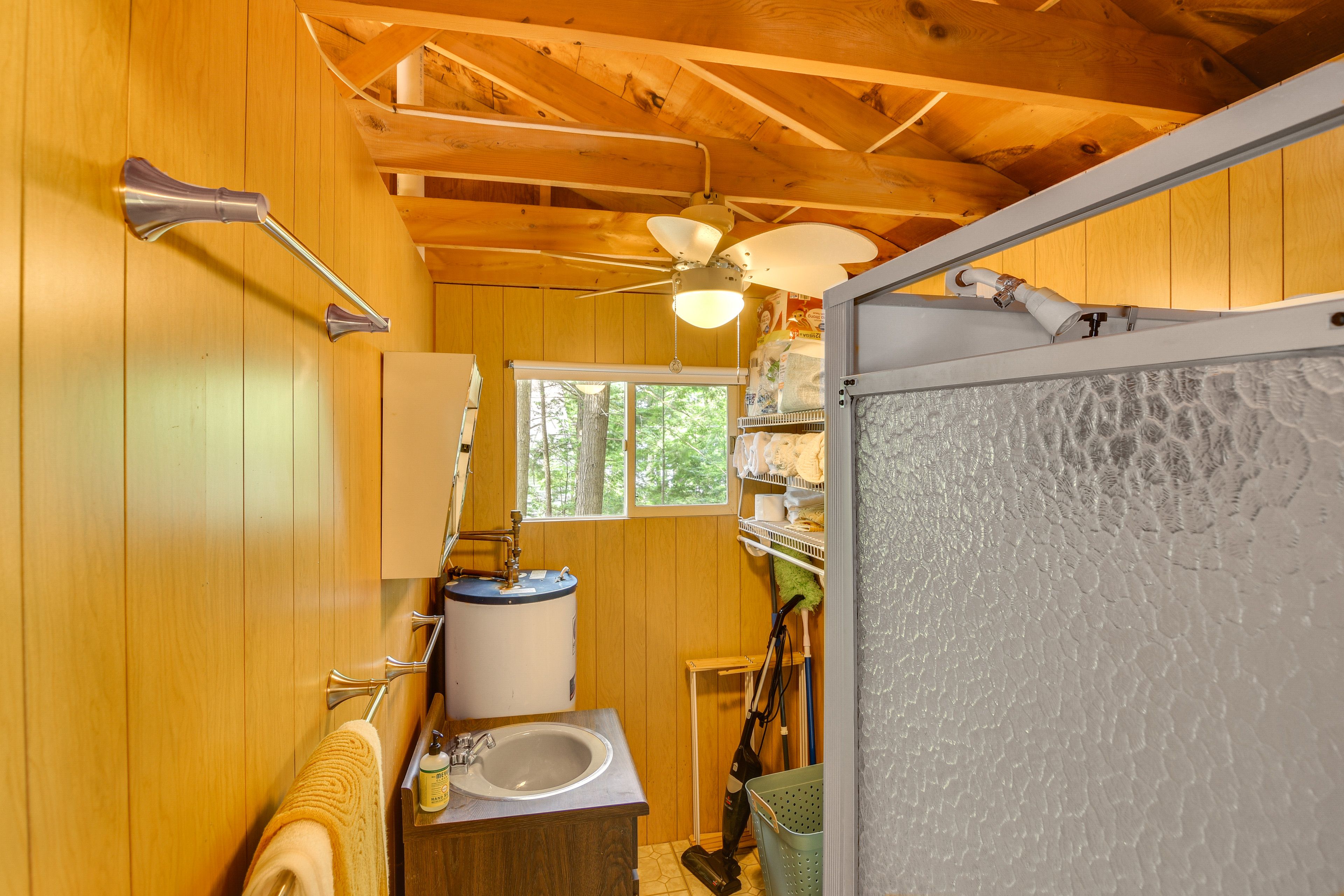 Full Bathroom | Towels Provided