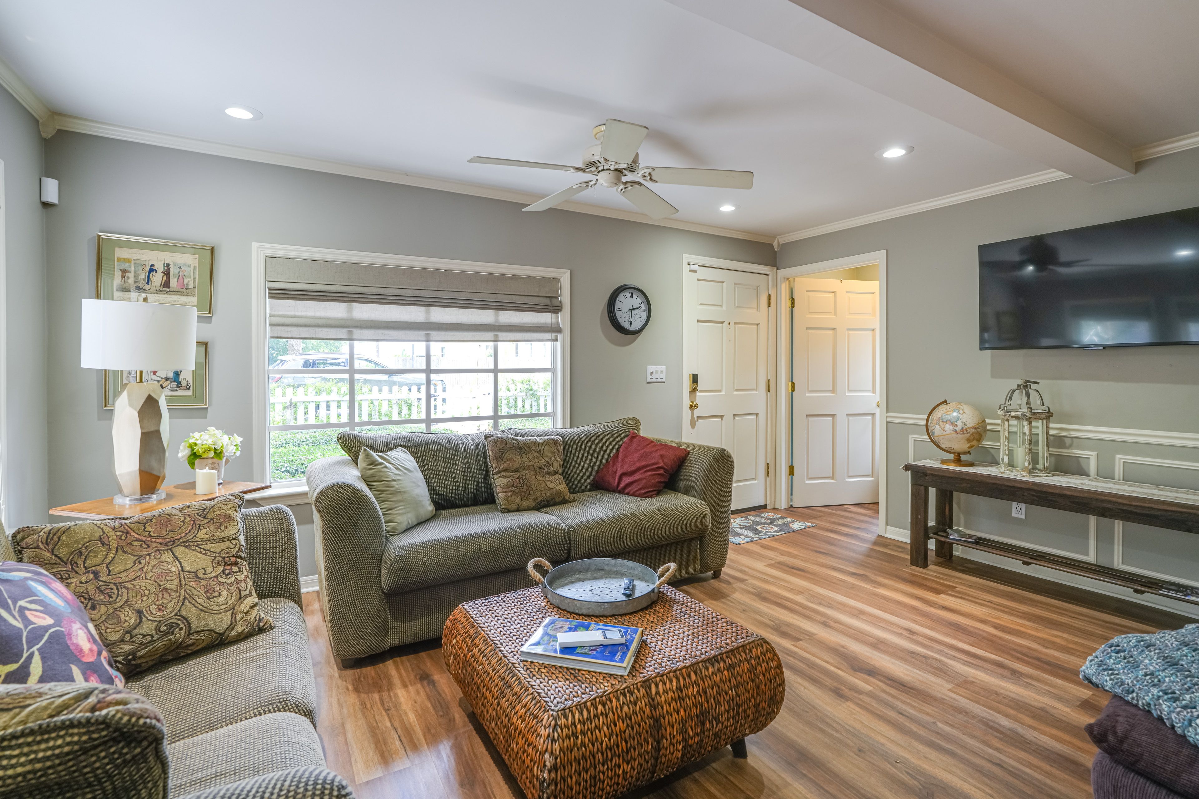 Living Room | Smart TV | Free WiFi