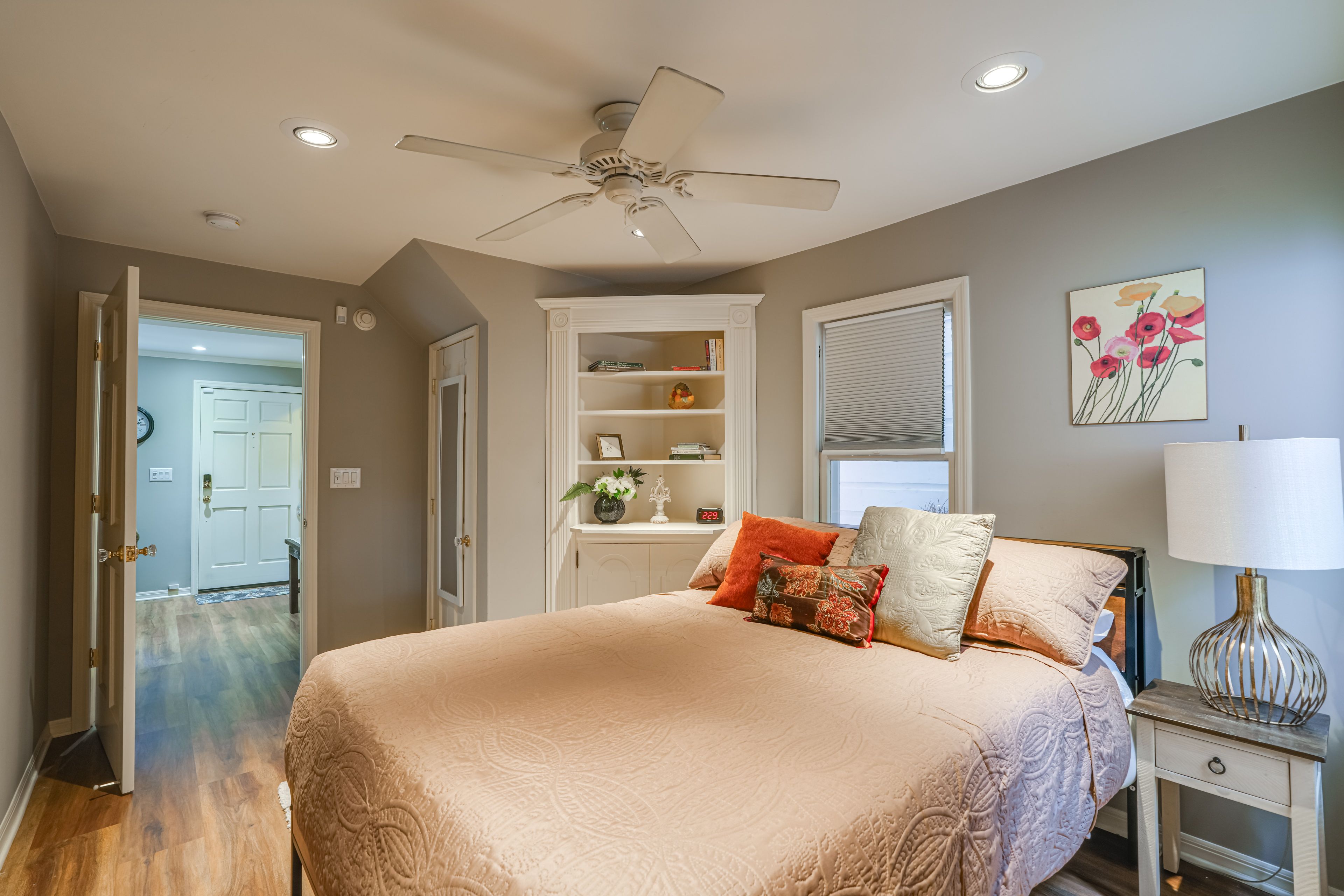 Bedroom 1 | Queen Bed | 1st Floor
