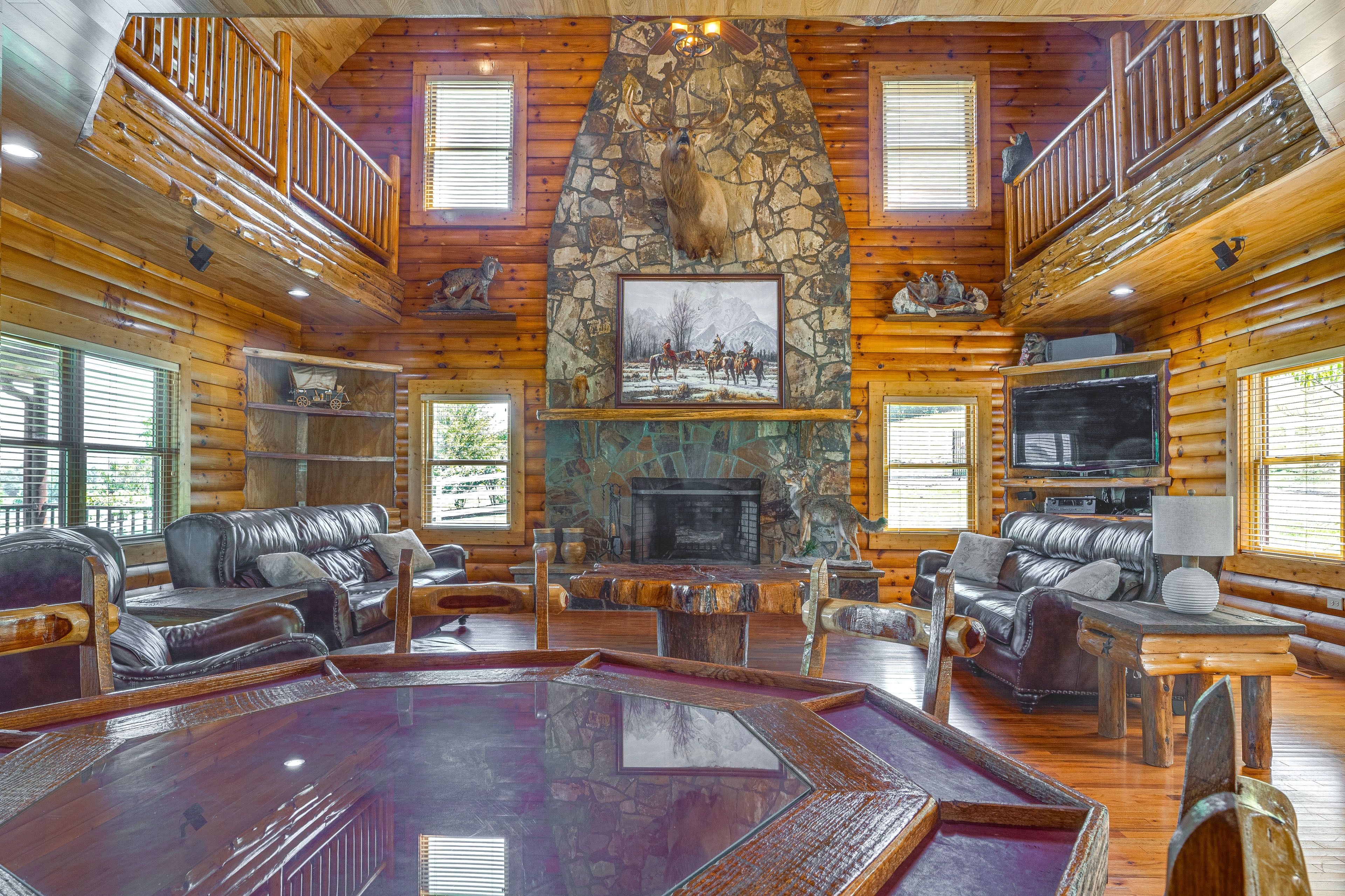 Living Room | 1st Floor | Poker Table | Wood-Burning Fireplace | Free WiFi
