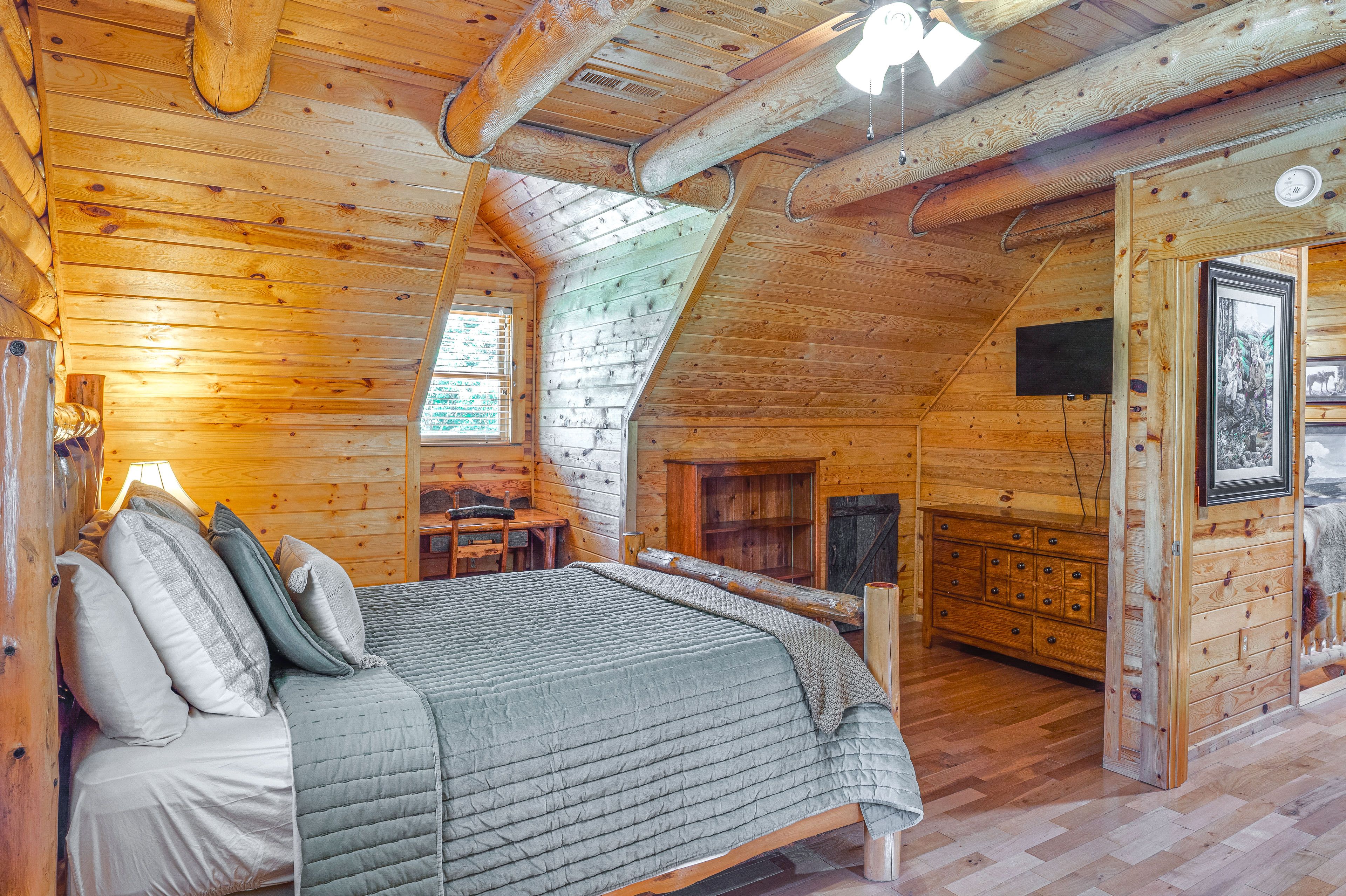 Bedroom 2 | 2nd Floor | Queen Bed