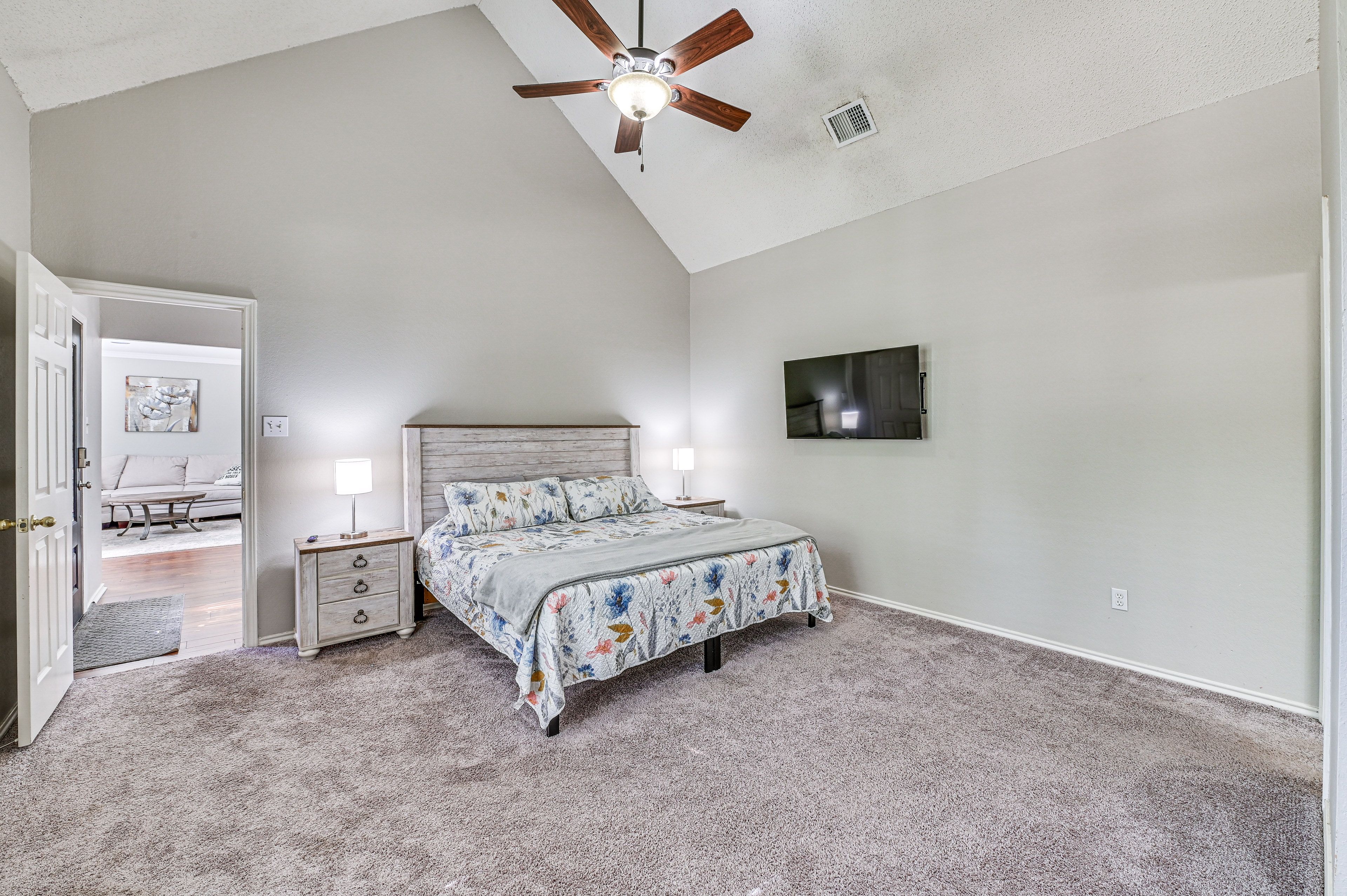 Bedroom 1 | King Bed | Smart TV | Desk | En-Suite Bathroom | 1st Floor