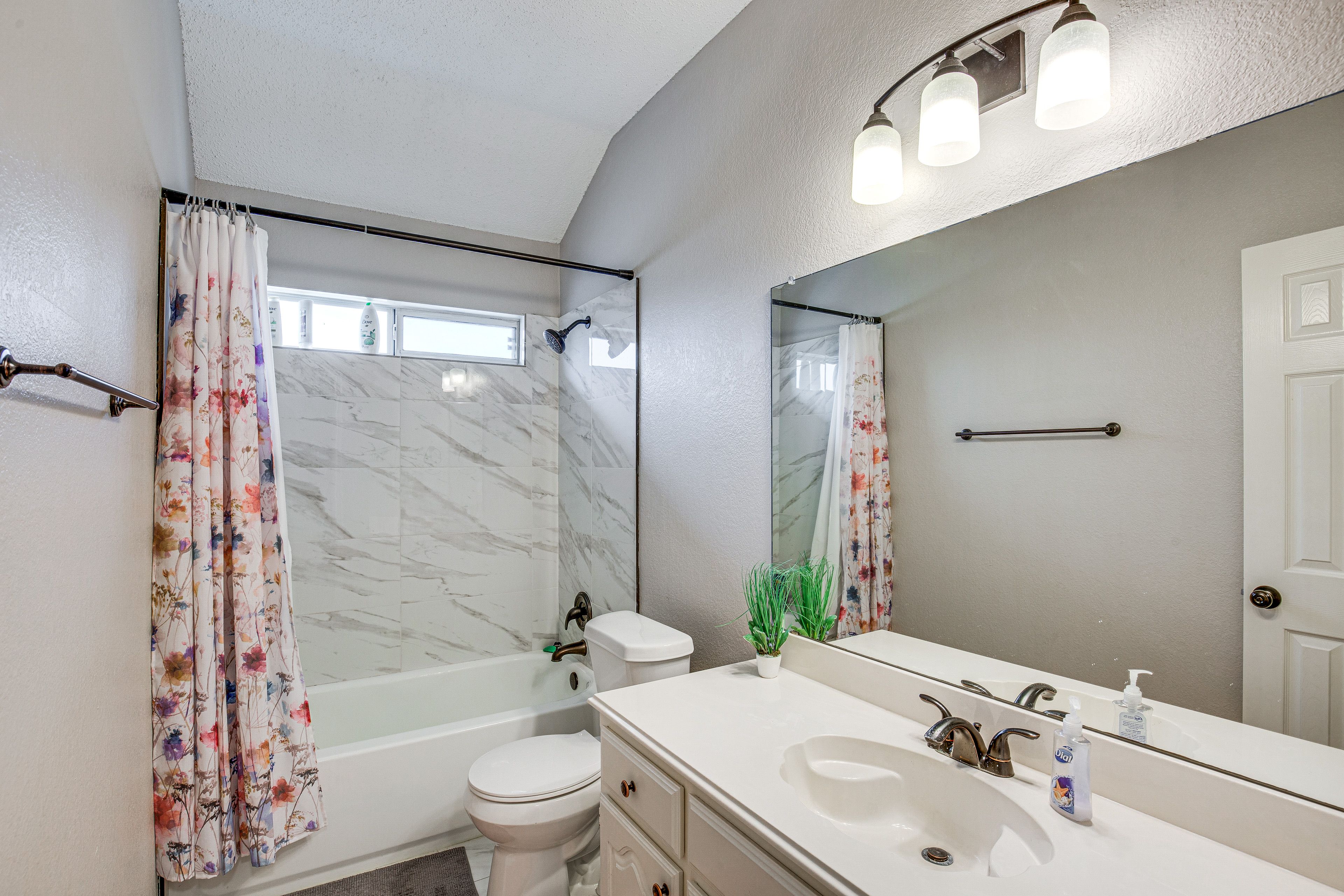Full Bathroom | 2nd Floor