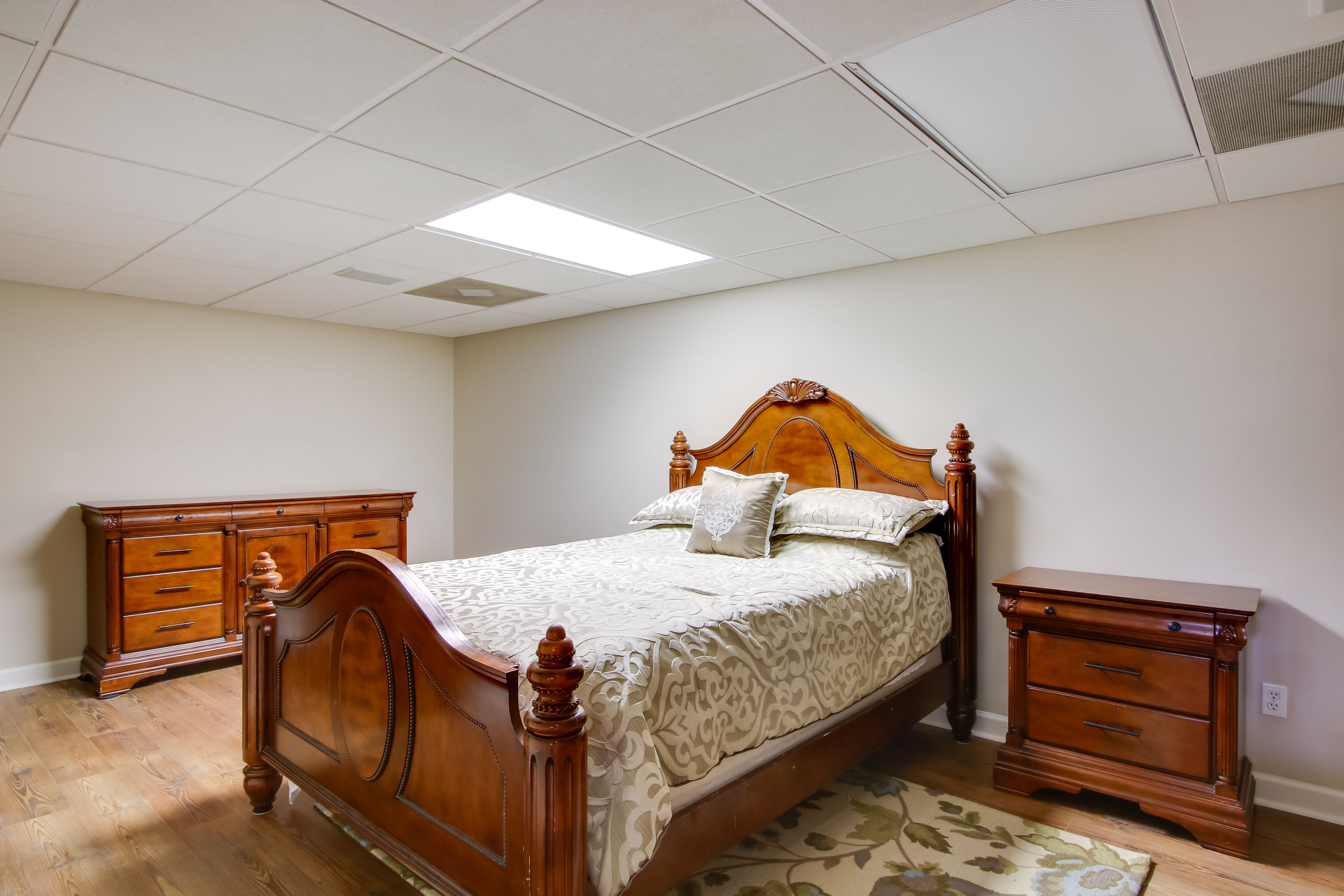 Bonus Room 1 | Queen Bed | Basement