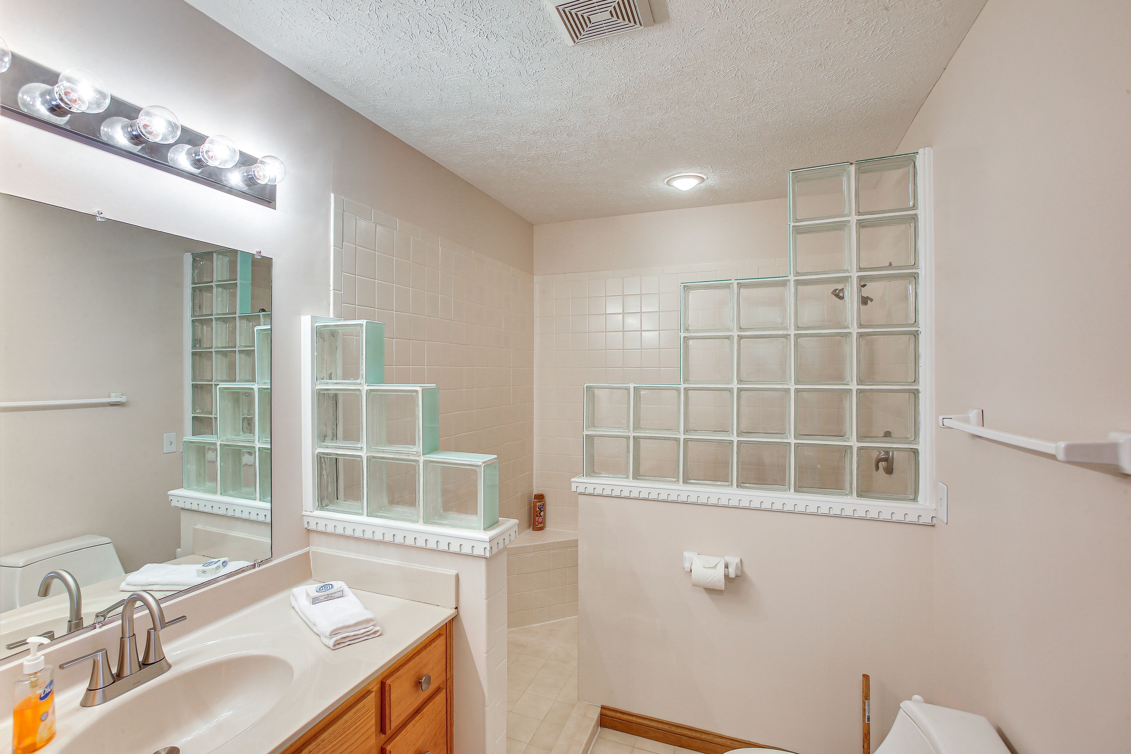 Full Bathrom | Main Floor | Towels Provided