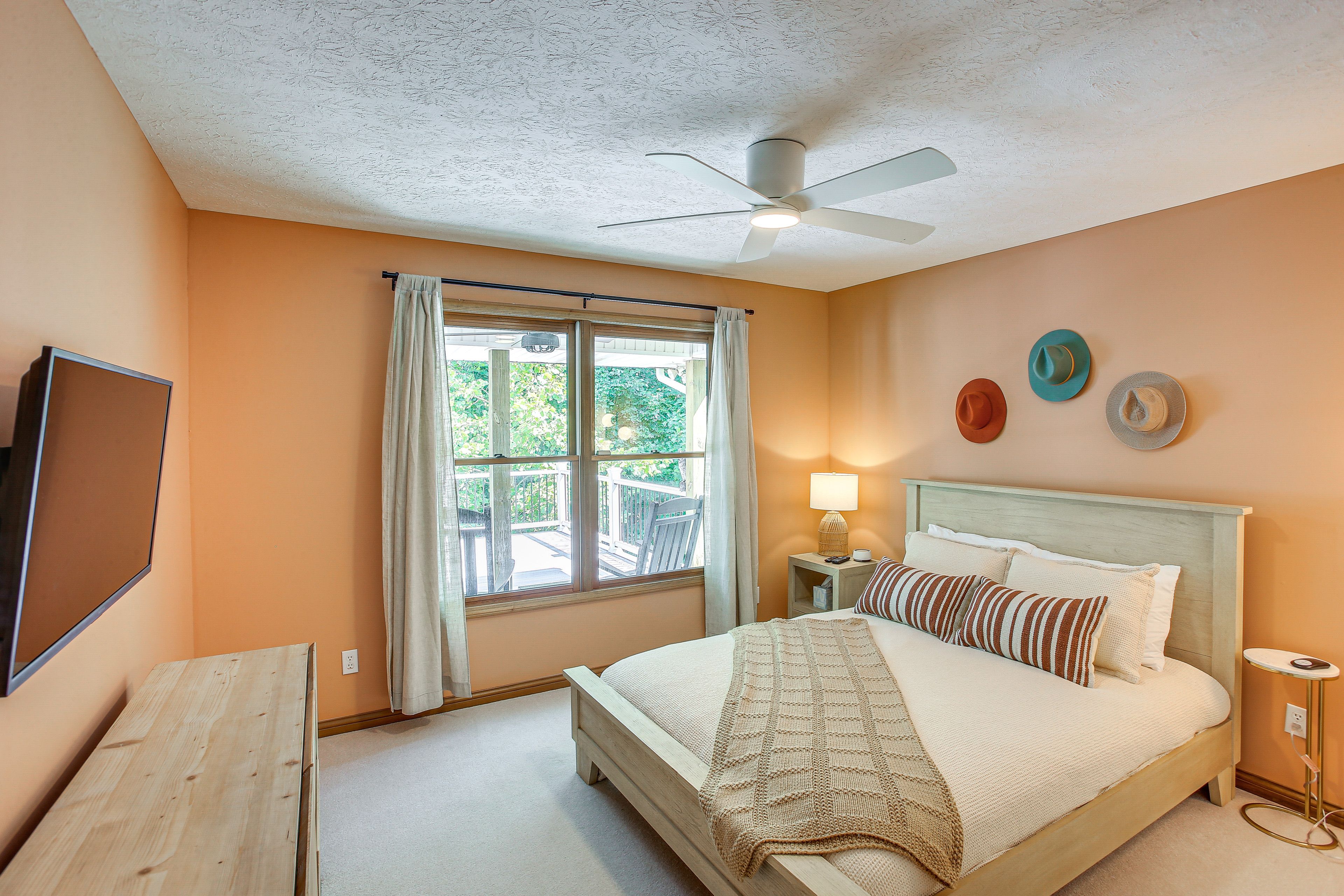 Bedroom 2 | Main Floor | Queen Bed | Smart TV