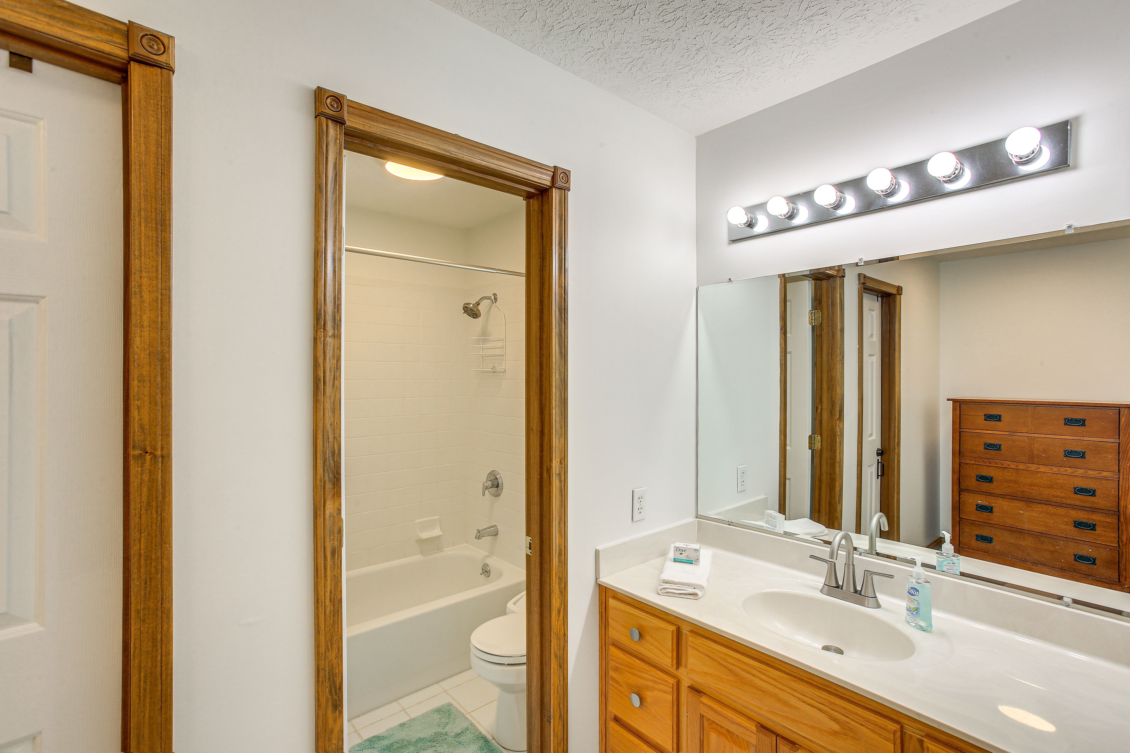 En-Suite Bathroom | Main Floor | Complimentary Toiletries | Hair Dryer