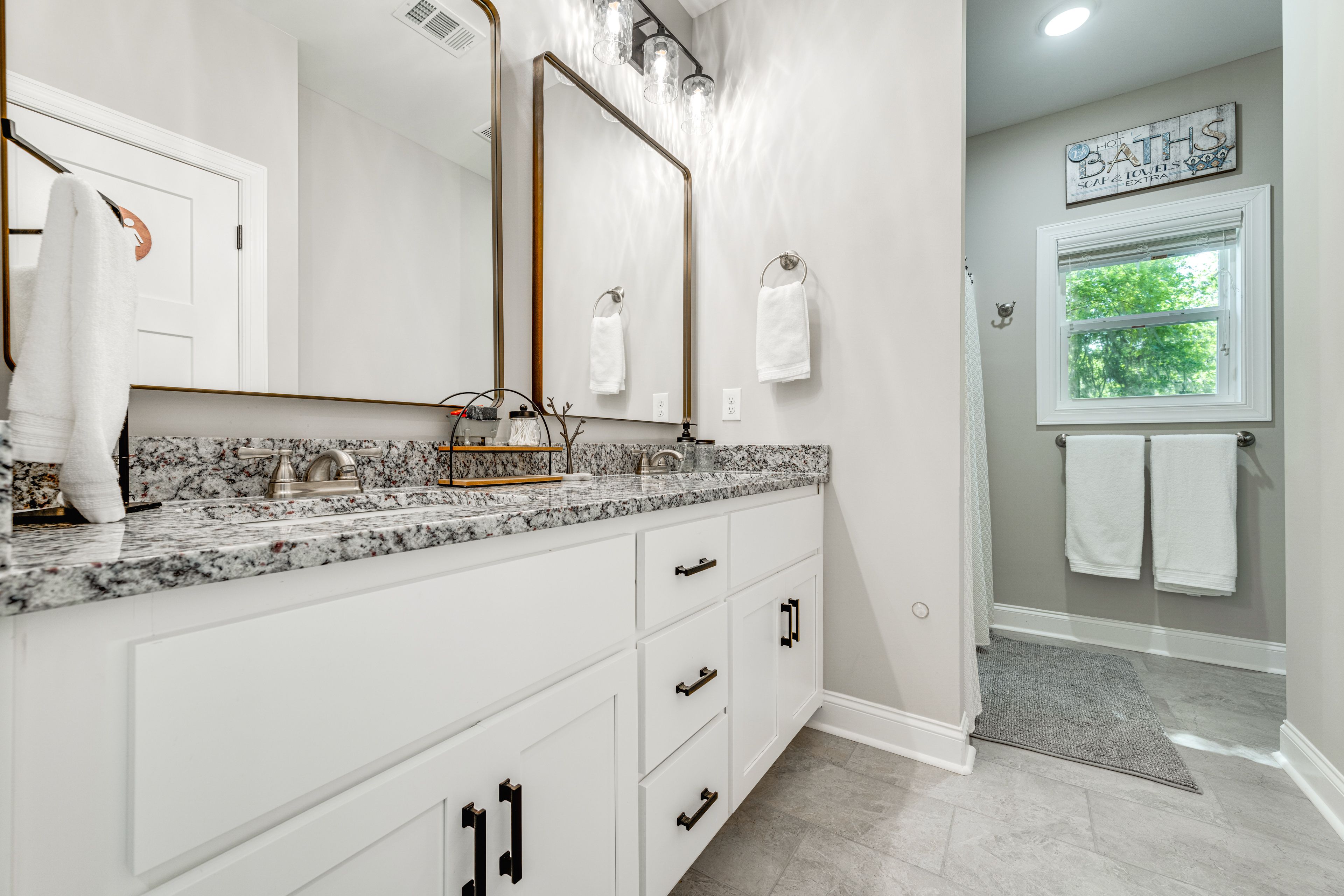 Full Bathroom | 1st Floor | Towels Provided | Complimentary Toiletries