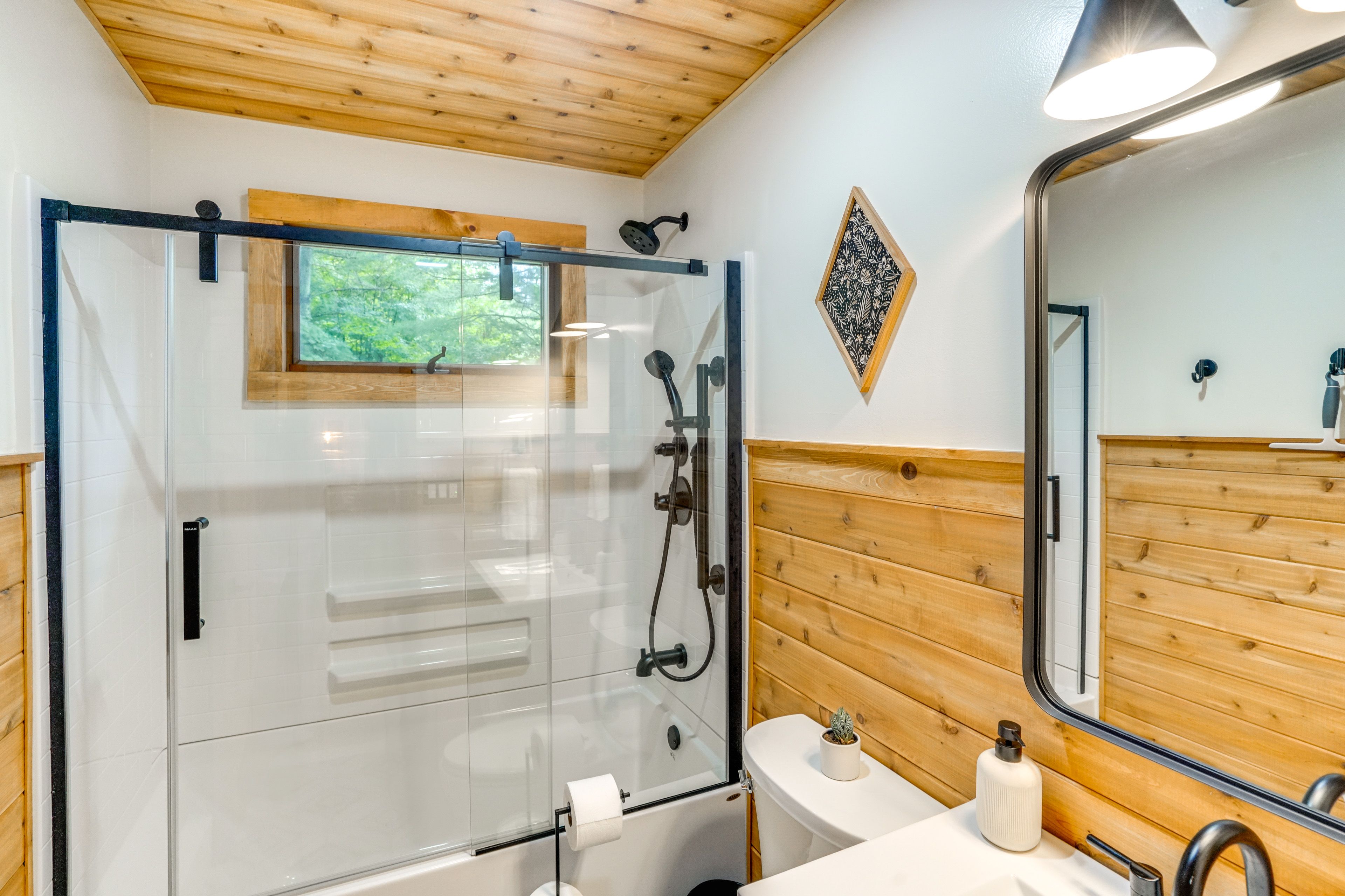 Full Bathroom | 1st Floor | Complimentary Toiletries