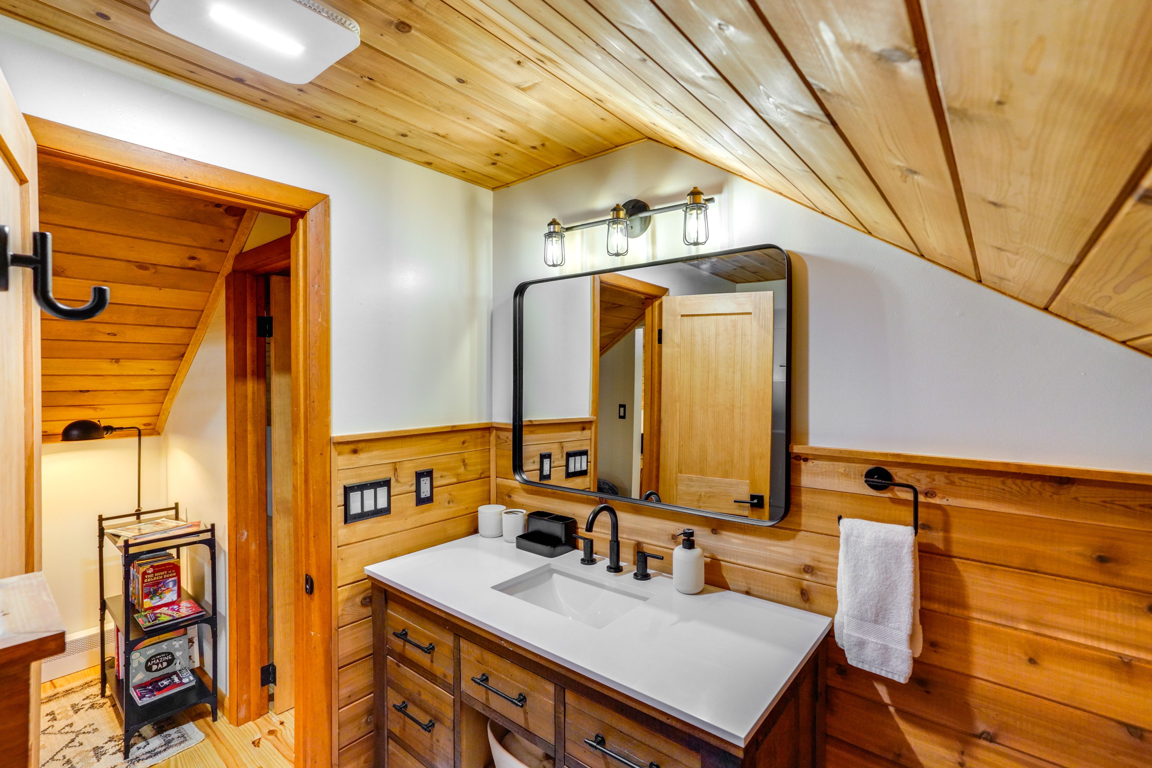 Full Bathroom | 2nd Floor | Complimentary Toiletries