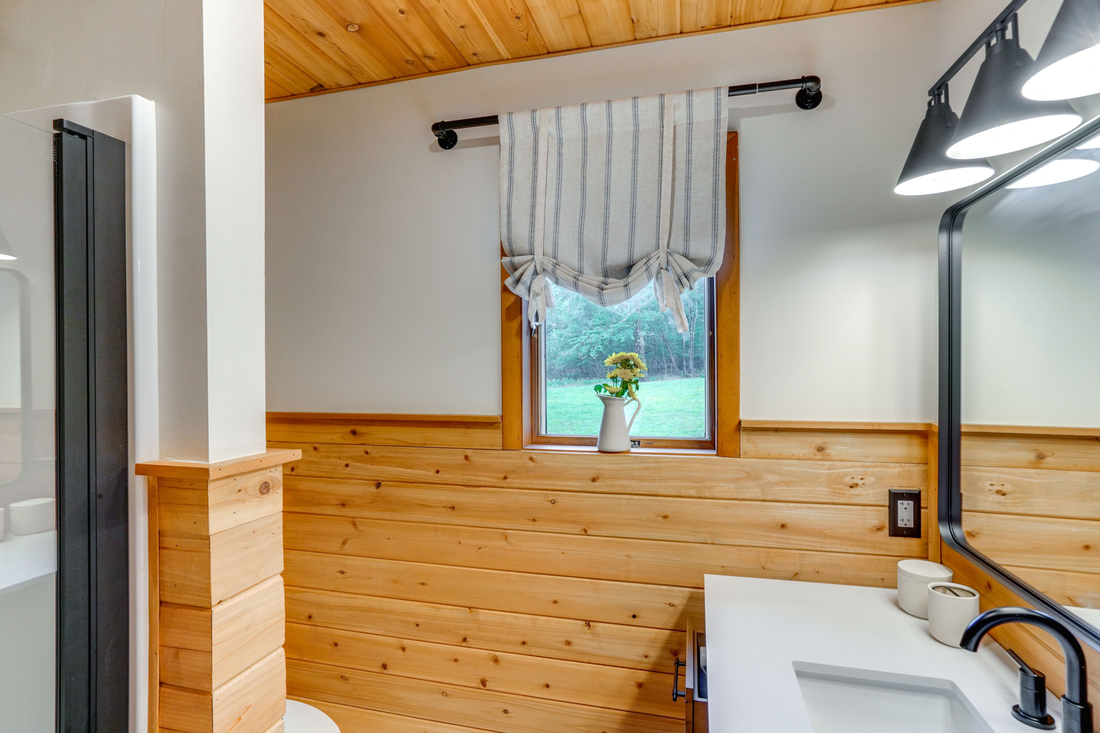 Full Bathroom | 1st Floor | Complimentary Toiletries